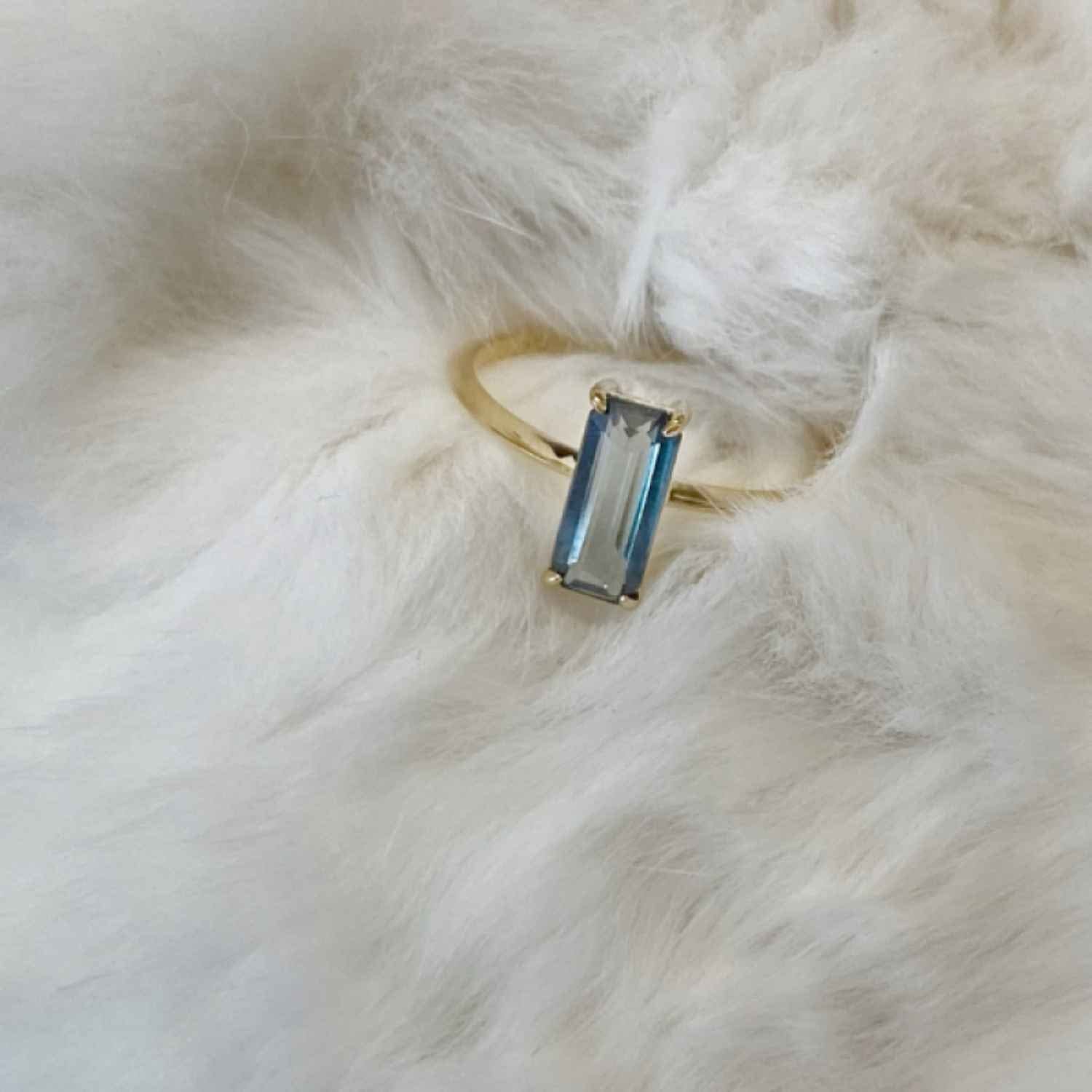 EVELYNE-M BAGUETTE | Dark Teal Sapphire - Ring - 18 Karat Gold