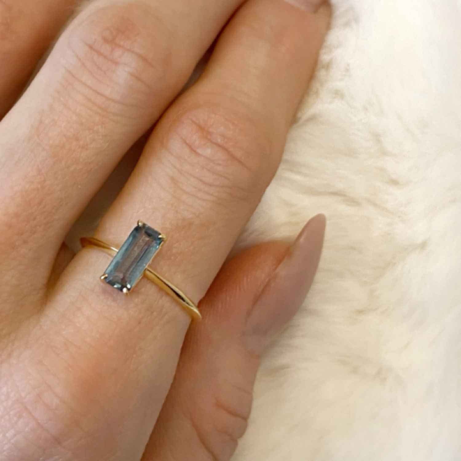 EVELYNE-M BAGUETTE | Dark Teal Sapphire - Ring - 18 Karat Gold