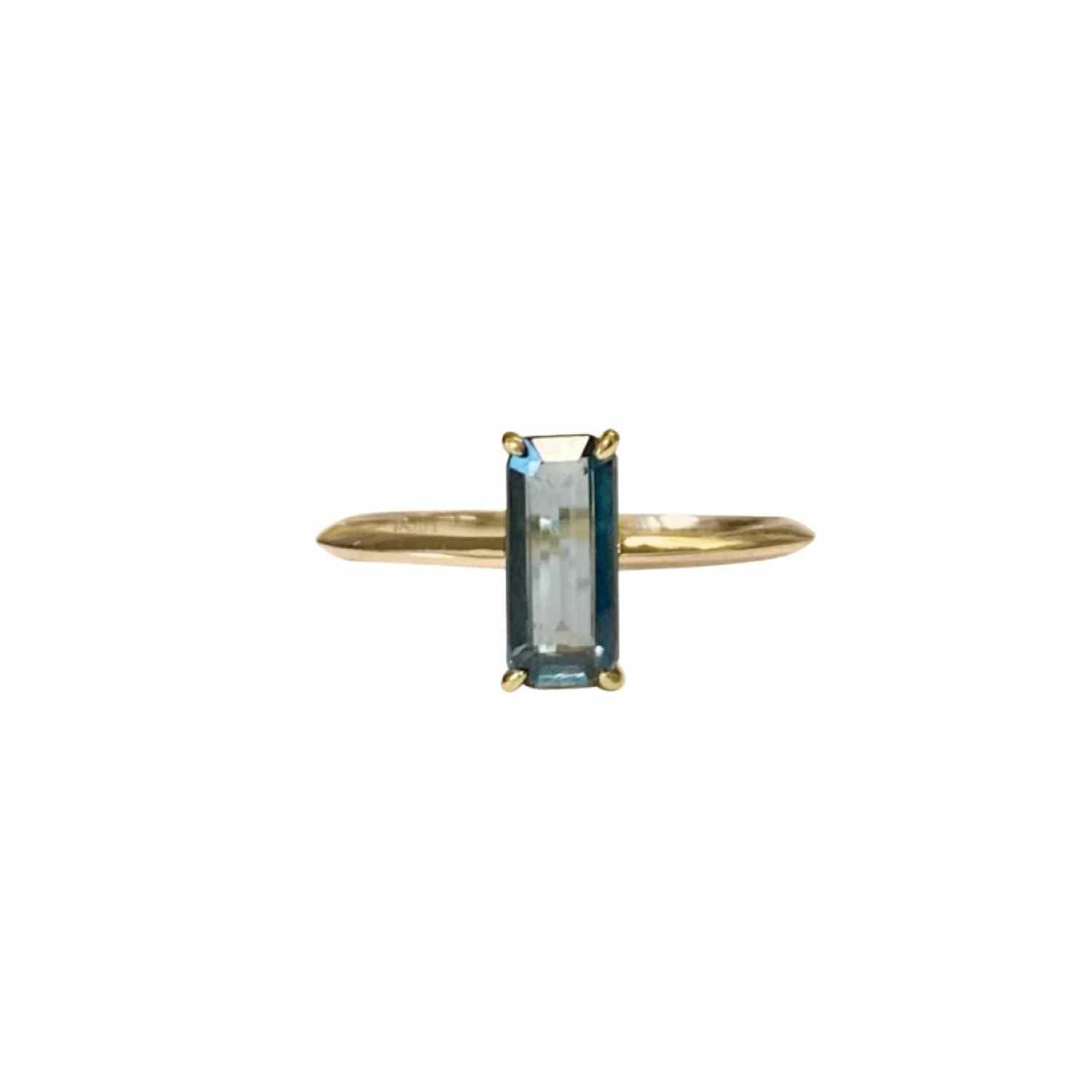 EVELYNE-M BAGUETTE | Dark Teal Sapphire - Ring - 18 Karat Gold