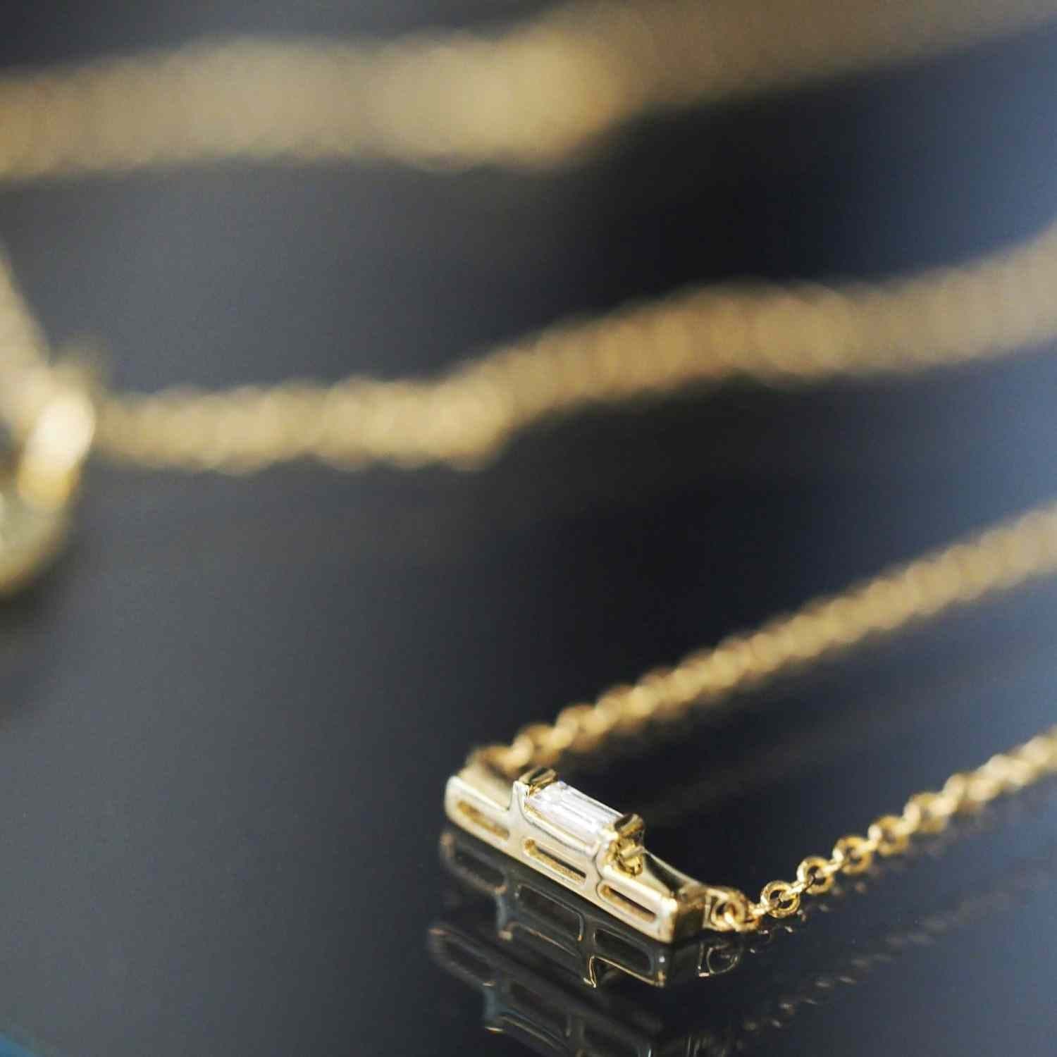 EVELYNE-M 40-45cm BAGUETTE | Diamond White - Necklace - 18 Karat Gold