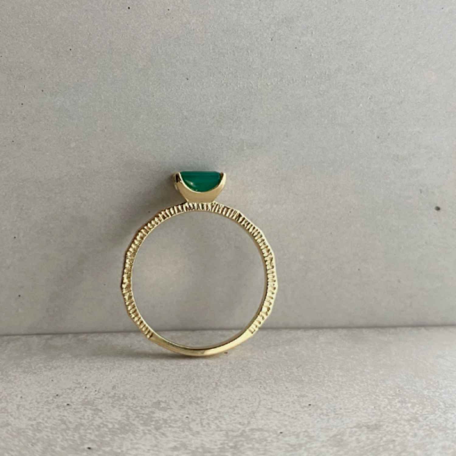 EVELYNE-M BAGUETTE | Green Onyx Cocktail - Ring - 18 Karat Gold