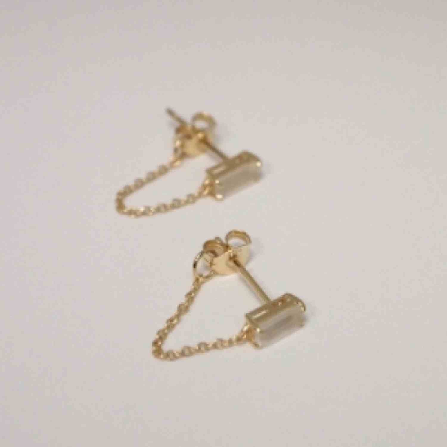 EVELYNE-M BAGUETTE | Paper Moonstone Chain - Stud Earring - 18 Karat Gold