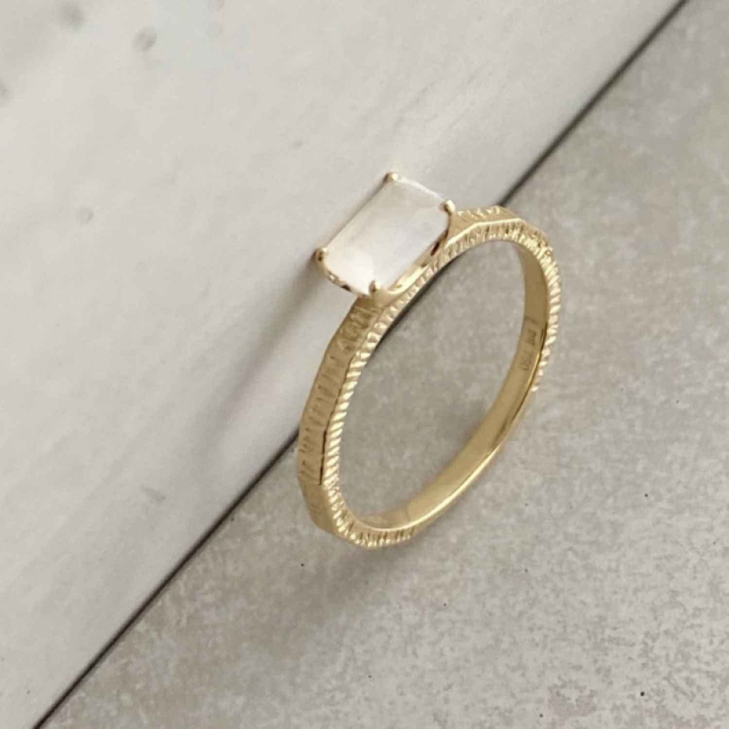 EVELYNE-M BAGUETTE | Paper Moonstone Cocktail - Ring - 18 Karat Gold