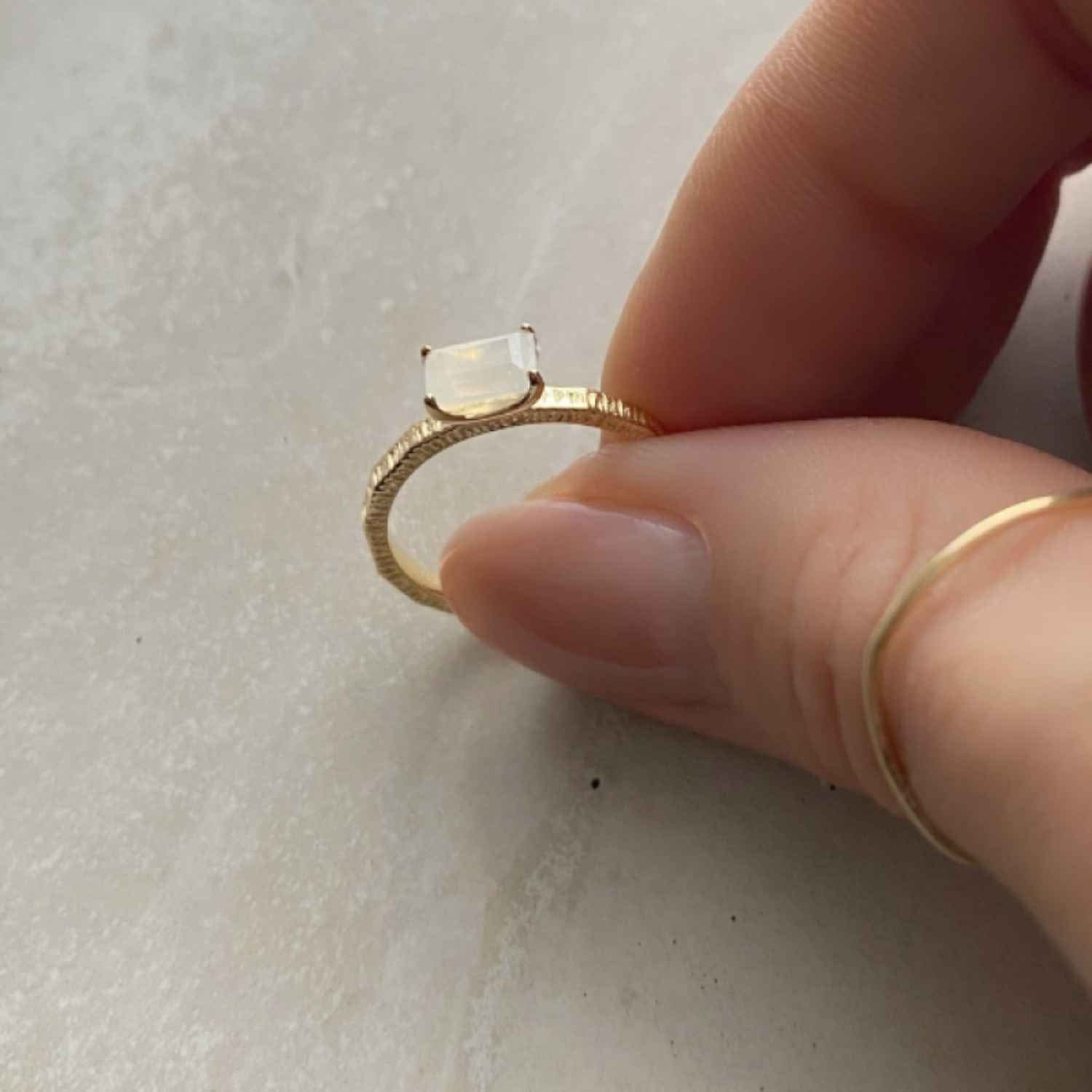 EVELYNE-M BAGUETTE | Paper Moonstone Cocktail - Ring - 18 Karat Gold