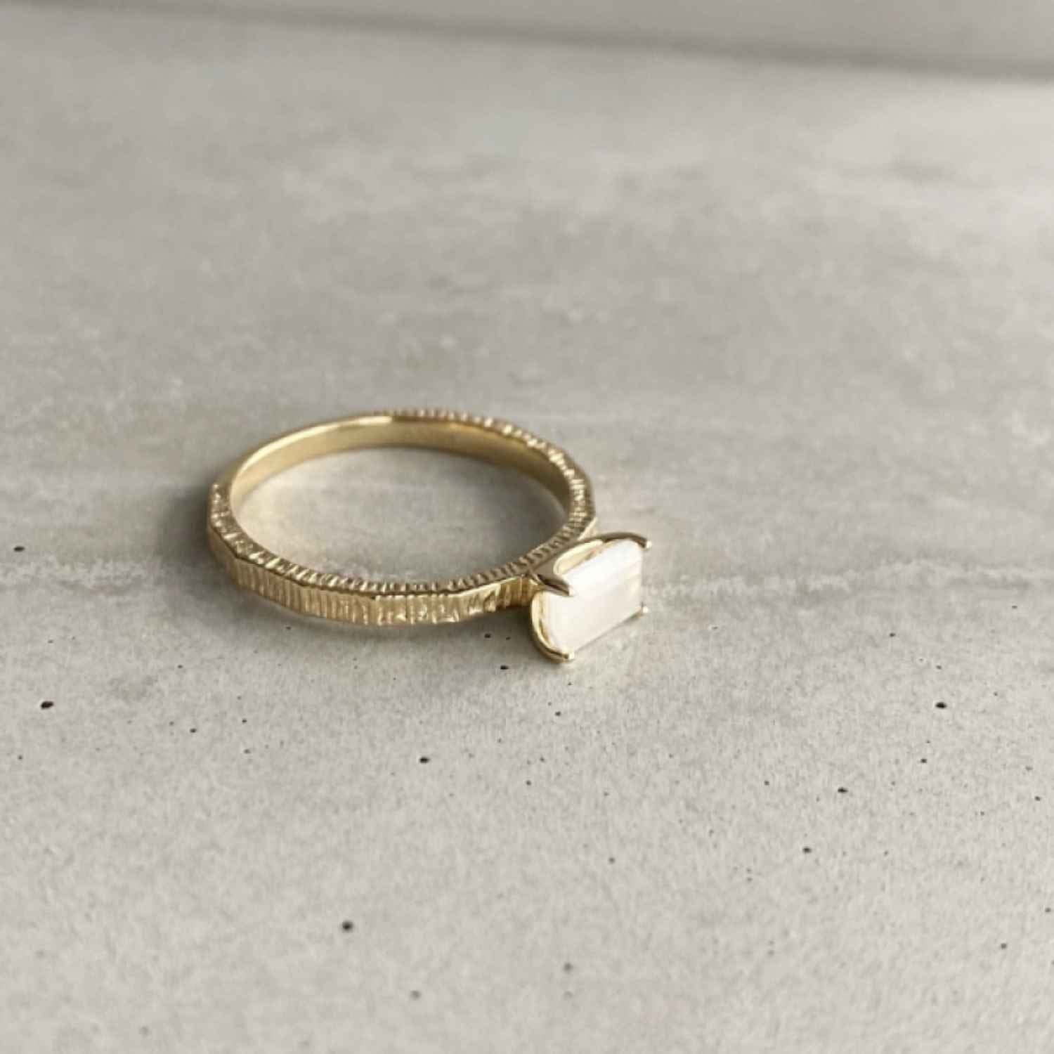 EVELYNE-M BAGUETTE | Paper Moonstone Cocktail - Ring - 18 Karat Gold