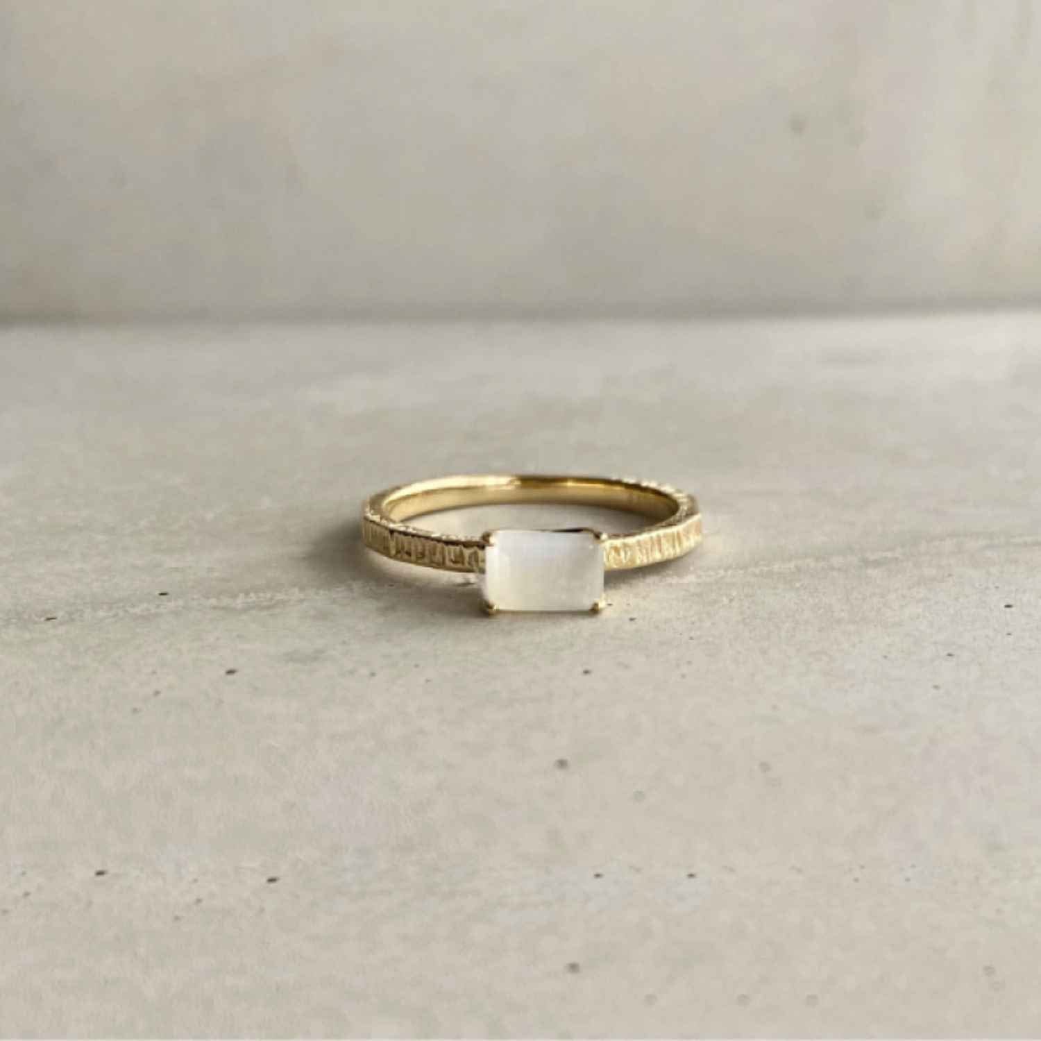 EVELYNE-M BAGUETTE | Paper Moonstone Cocktail - Ring - 18 Karat Gold