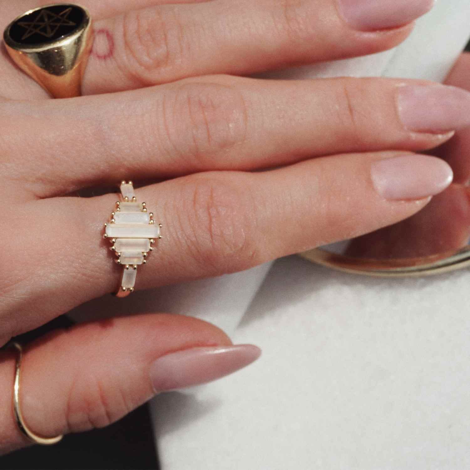 EVELYNE-M BAGUETTE | Paper White Moonstone Bridge - Ring - 18 Karat Gold