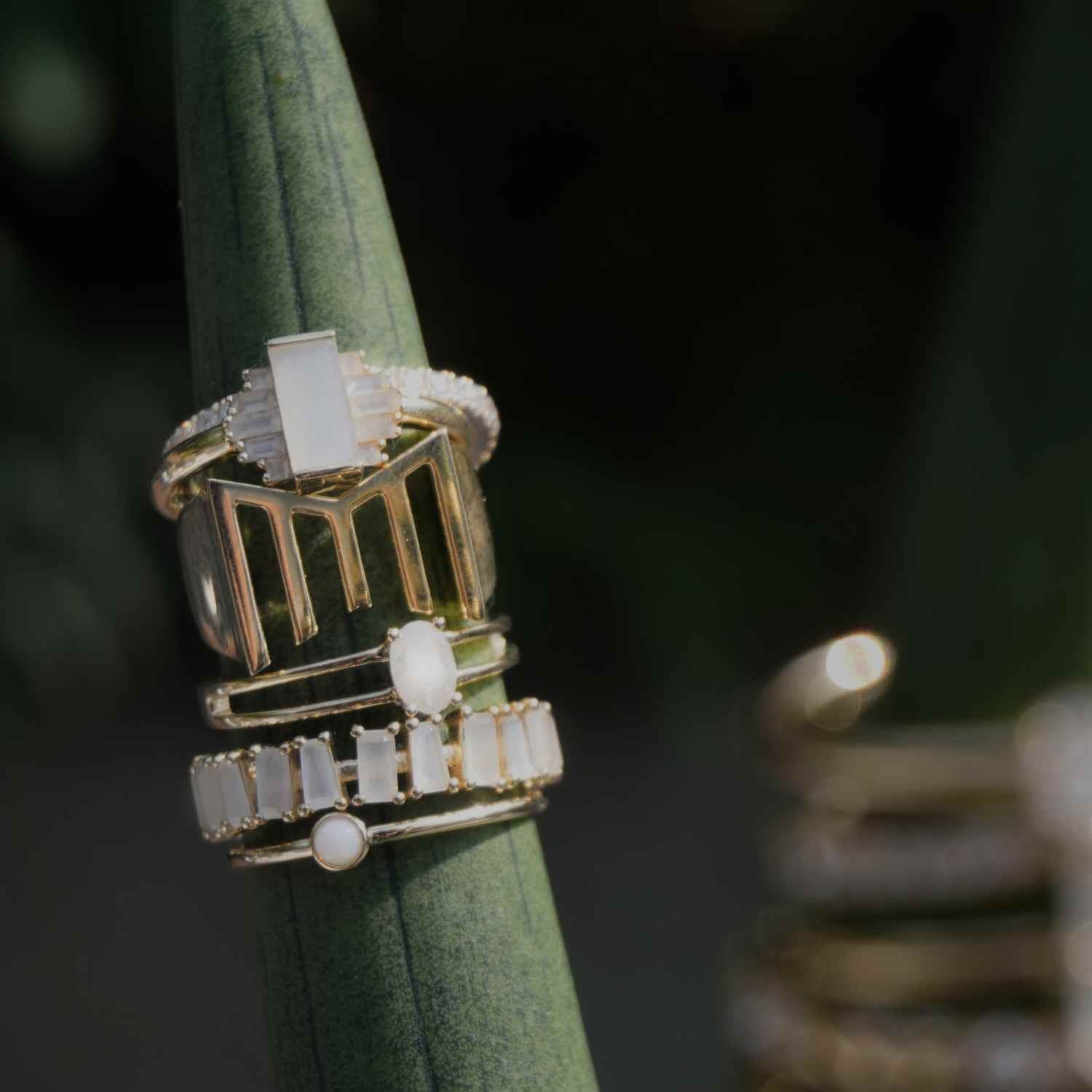 EVELYNE-M BAGUETTE | Paper White Moonstone Carousel - Ring - 18 Karat Gold
