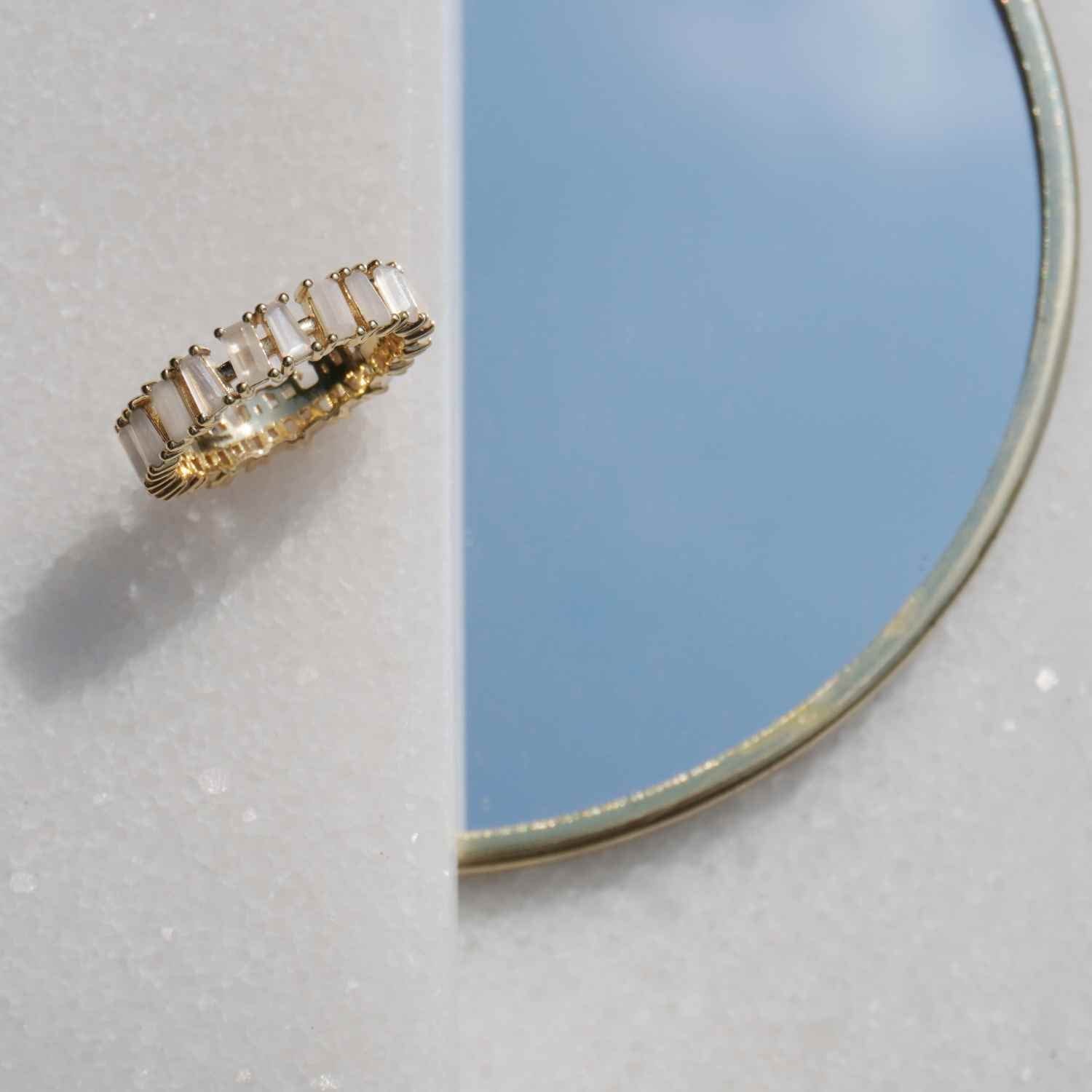 EVELYNE-M BAGUETTE | Paper White Moonstone Carousel - Ring - 18 Karat Gold