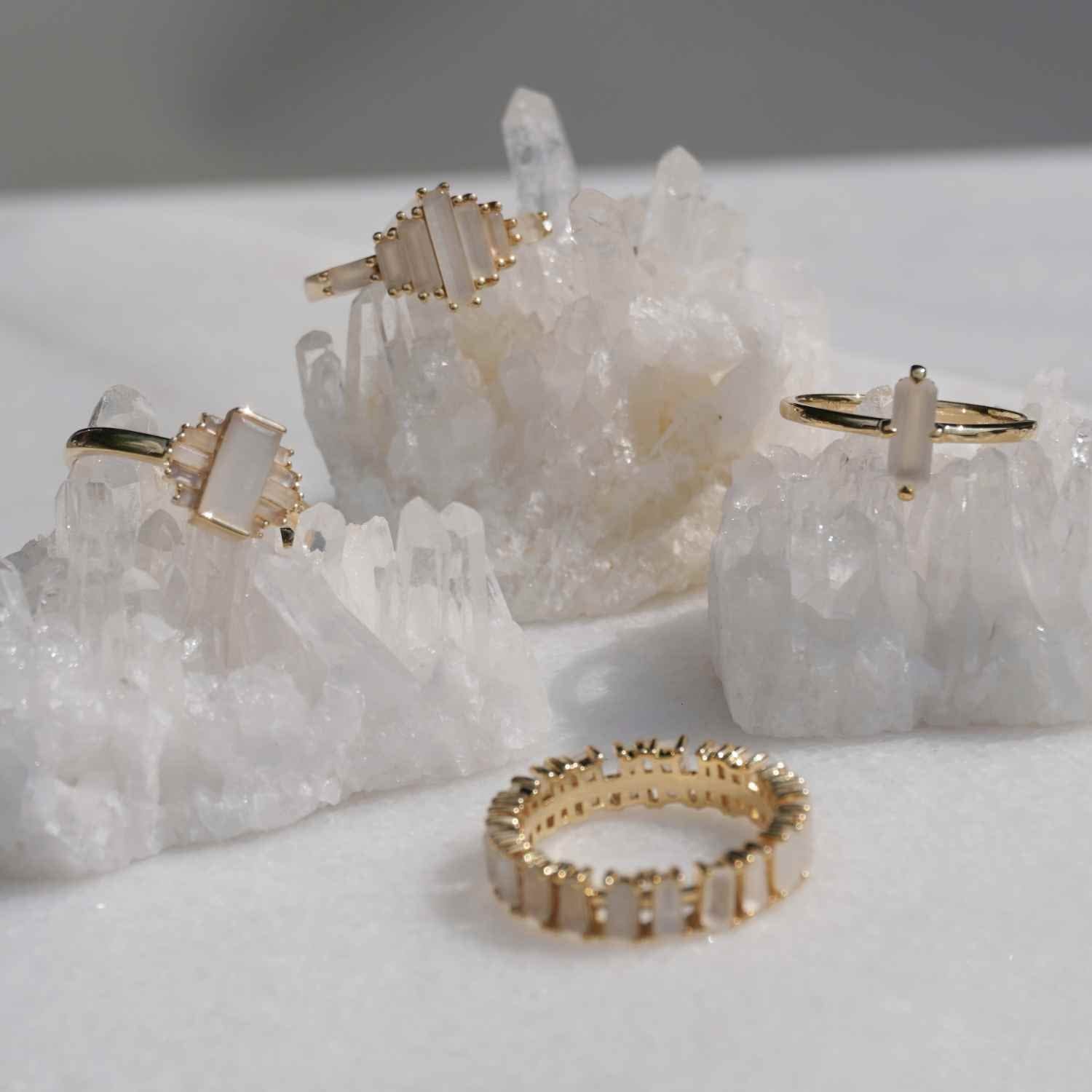 EVELYNE-M BAGUETTE | Paper White Moonstone Carousel - Ring - 18 Karat Gold