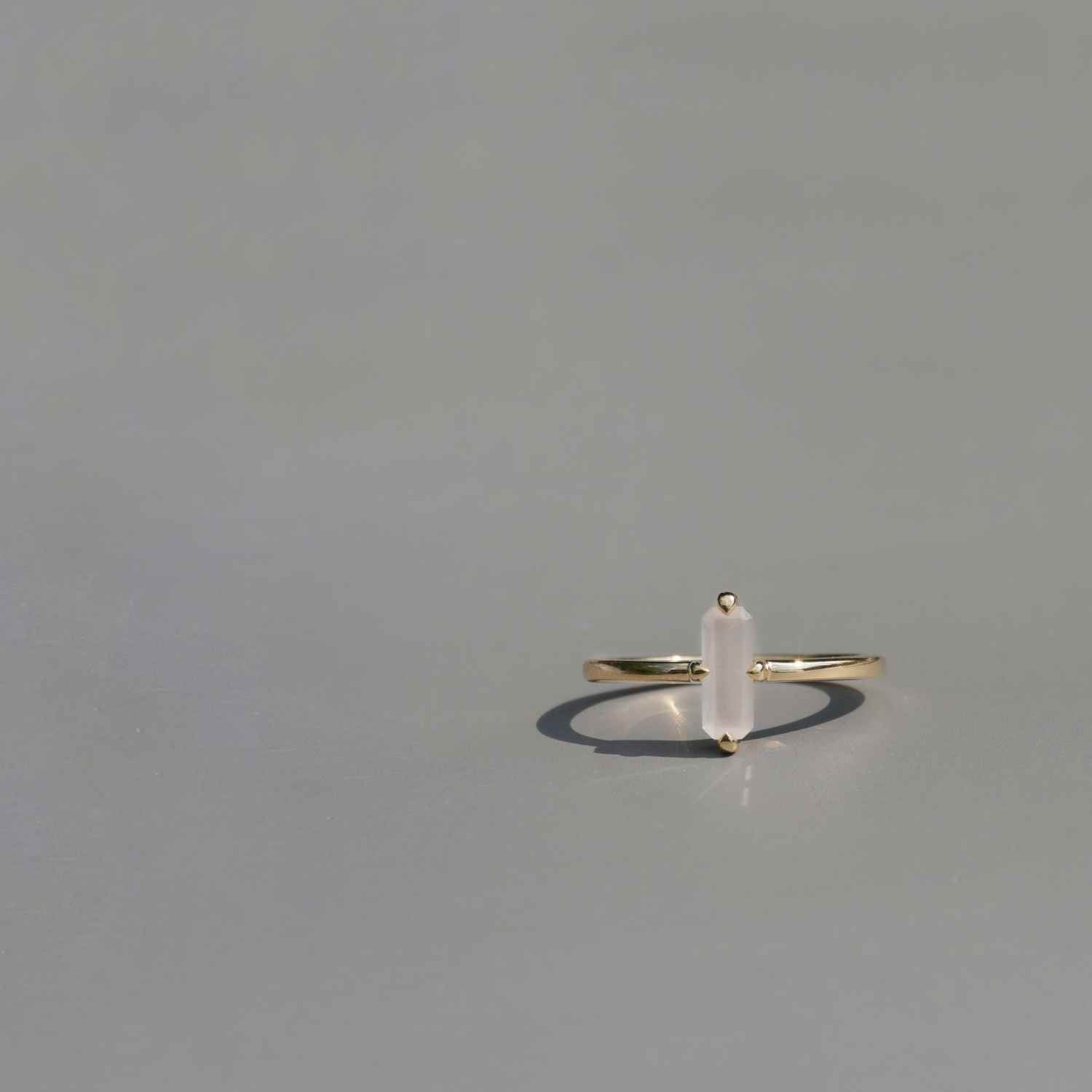 EVELYNE-M BAGUETTE | Paper White Moonstone Cross - Ring - 18 Karat Gold