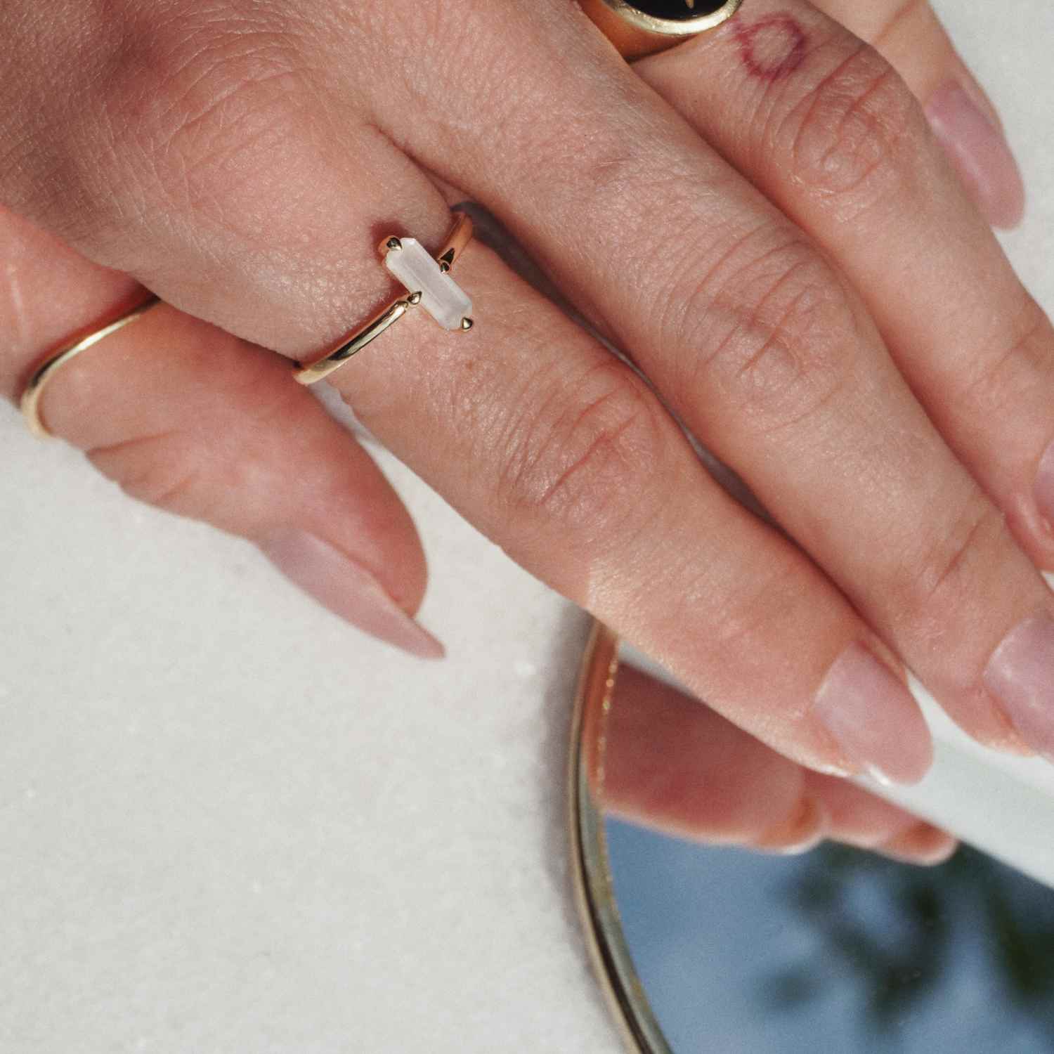 EVELYNE-M BAGUETTE | Paper White Moonstone Cross - Ring - 18 Karat Gold