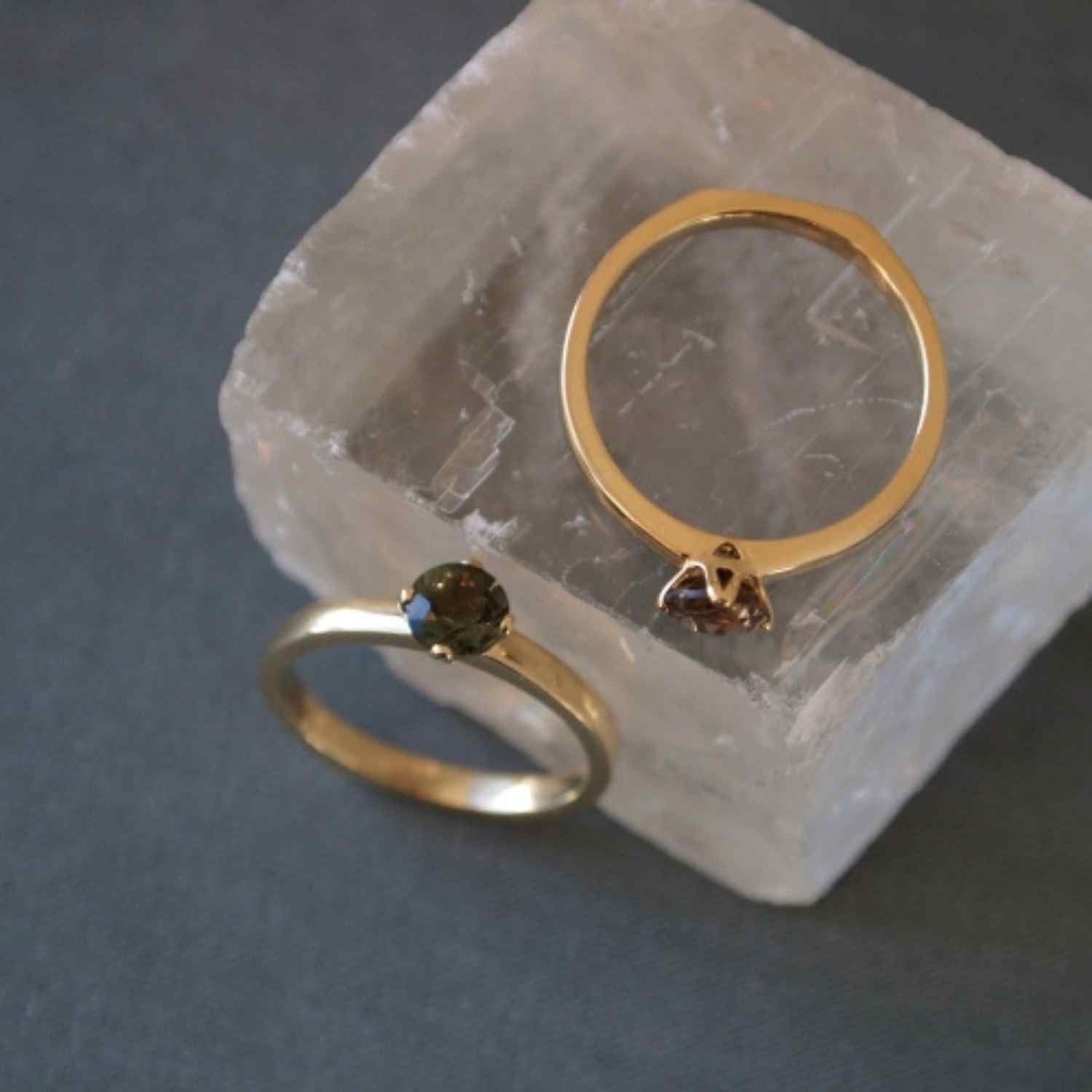 EVELYNE-M CITYFOX | Moldavite Solitaire - Ring - 18 Karat Gold
