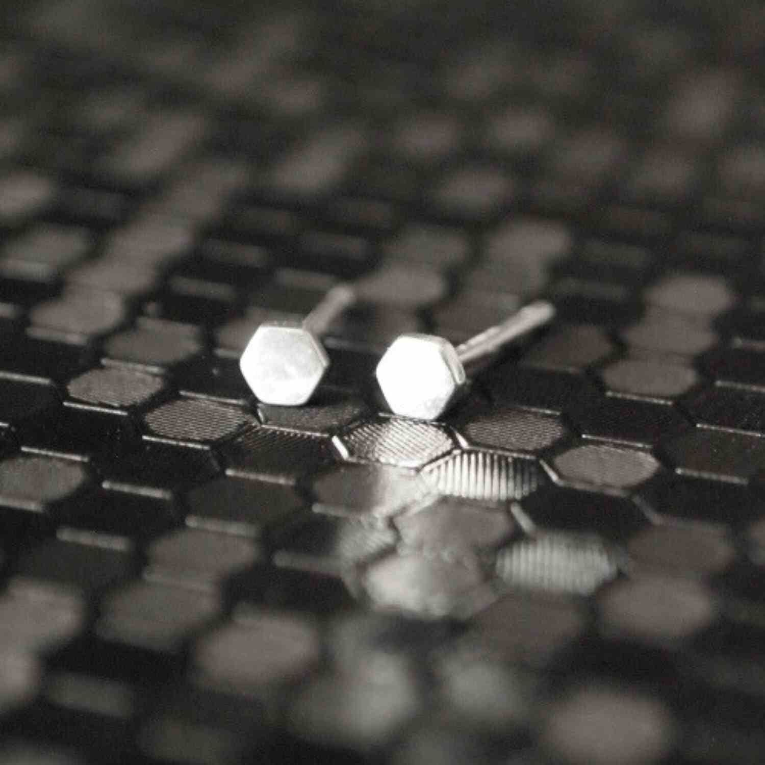 EVELYNE-M CLEOMETRA | Hexagon Full Tiny - Stud Earring - Silver