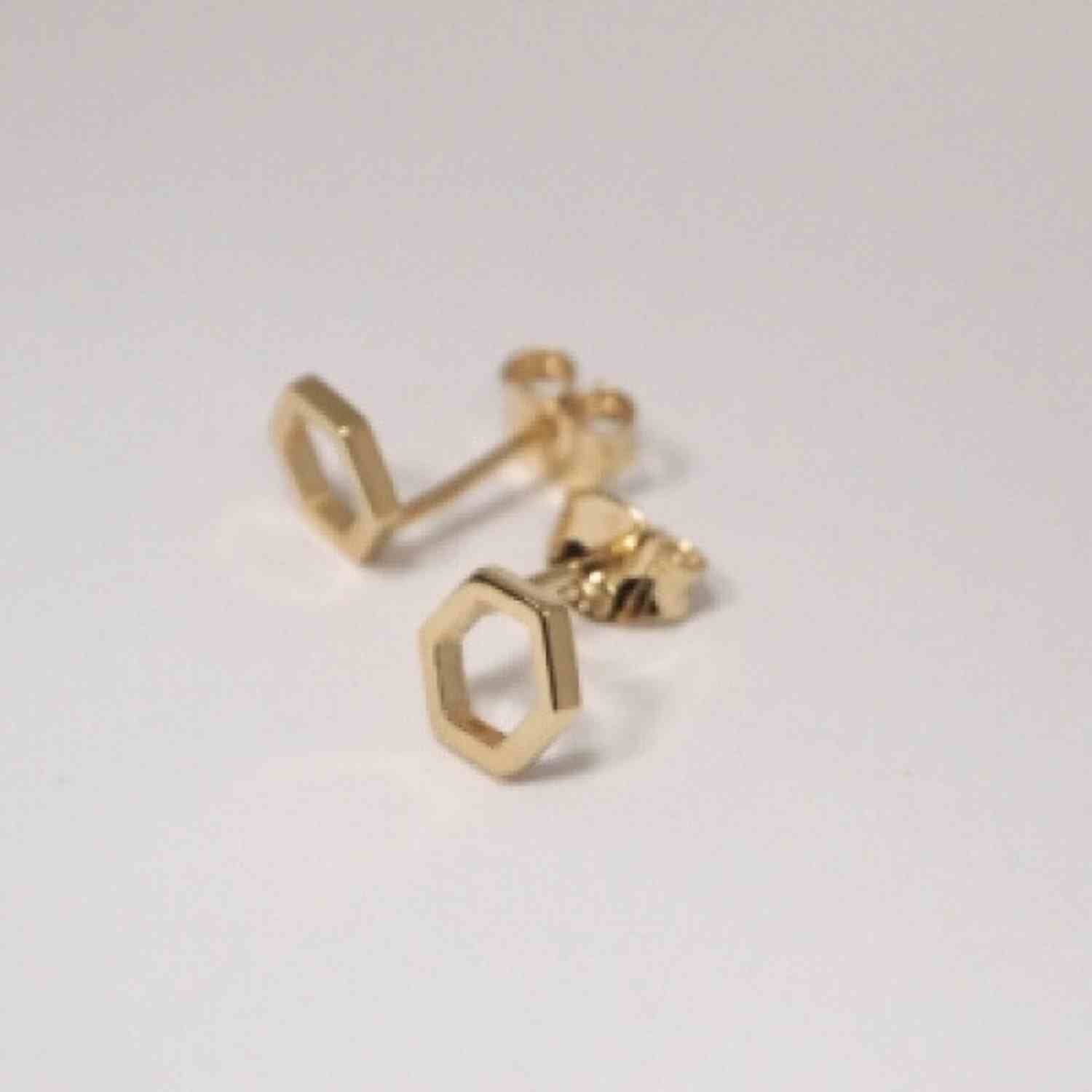 EVELYNE-M CLEOMETRA | Hexagon Outline - Stud Earring - Gold