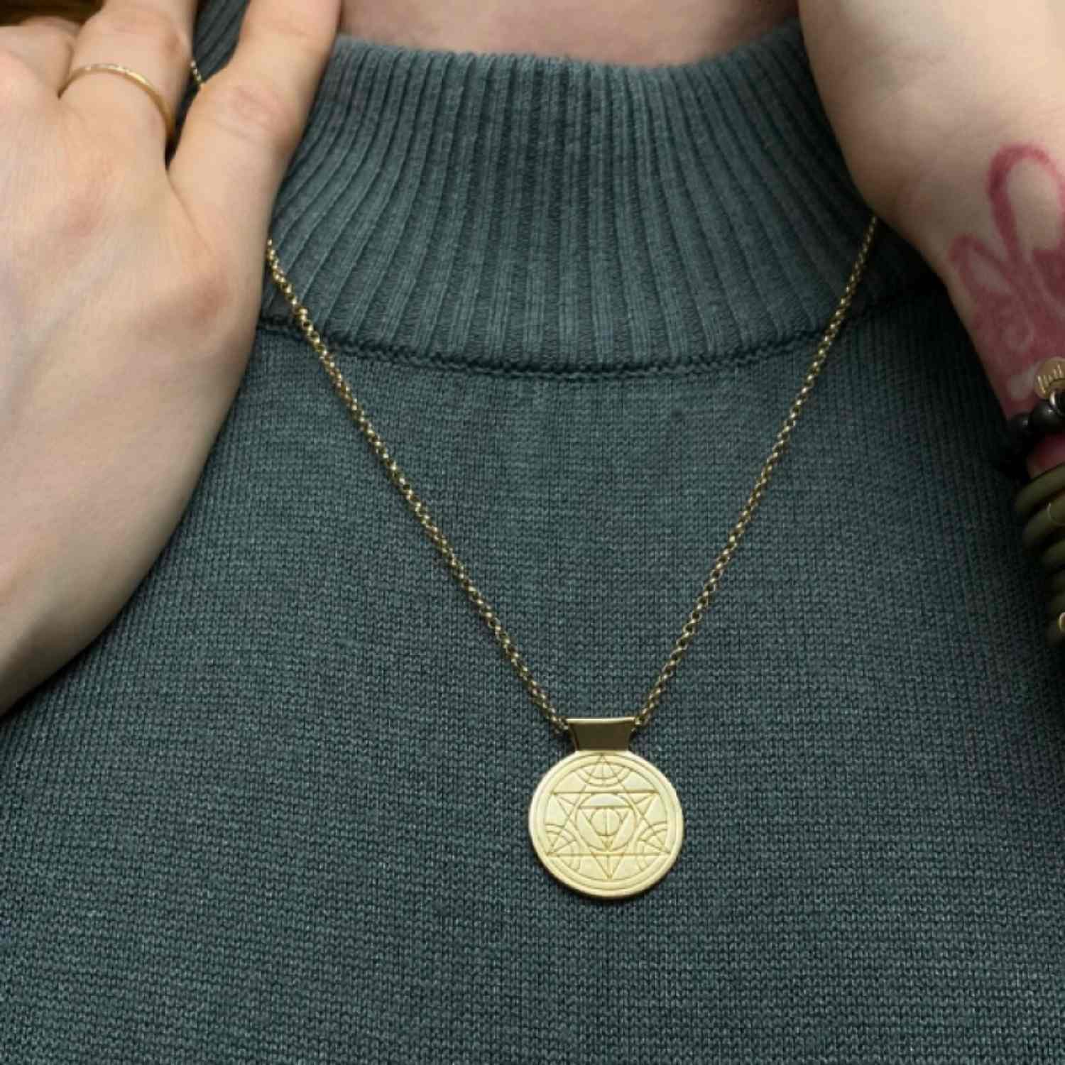 EVELYNE-M 50cm CLEOMETRA | Pyramid Eye - Necklace - Gold