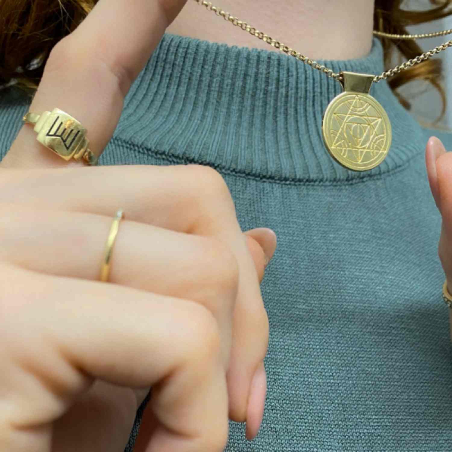 EVELYNE-M 50cm CLEOMETRA | Pyramid Eye - Necklace - Gold