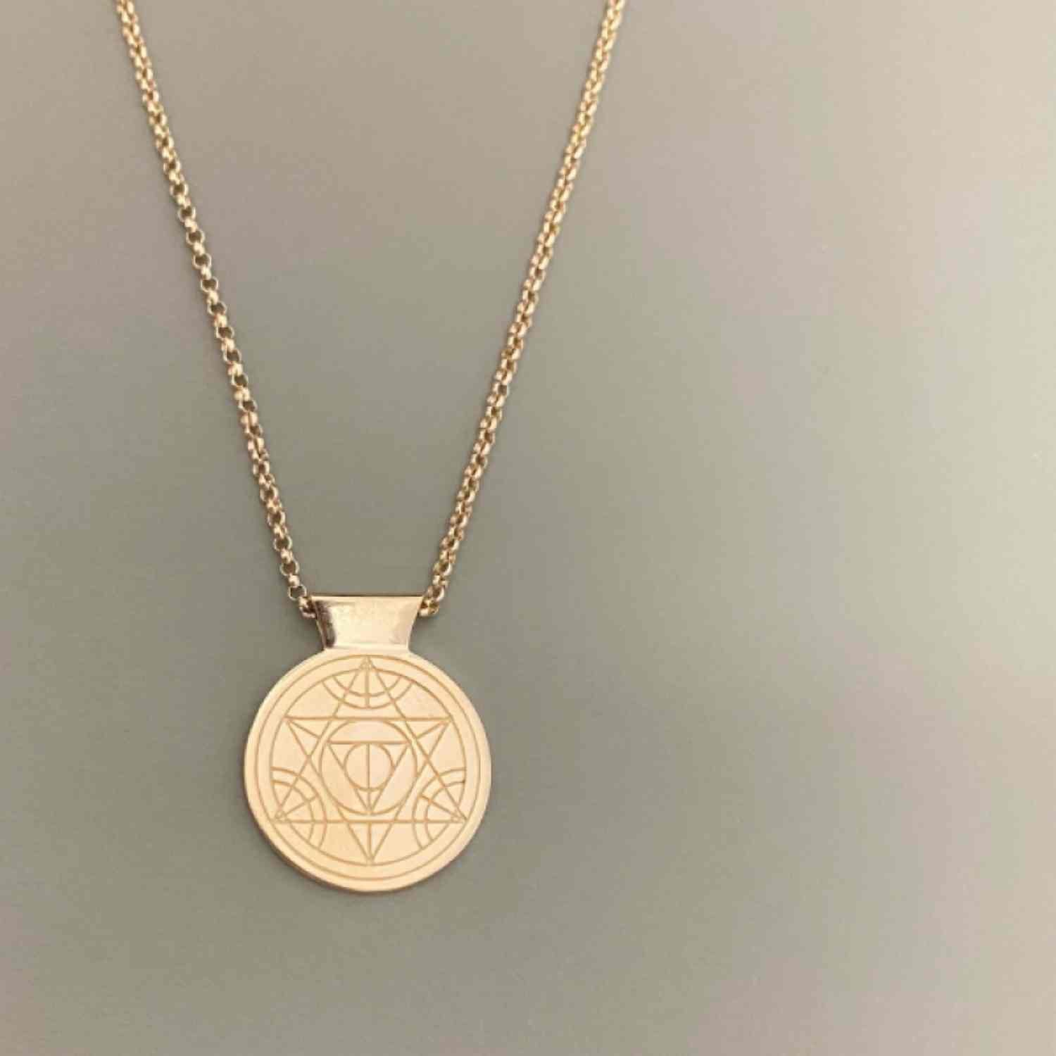 EVELYNE-M 50cm CLEOMETRA | Pyramid Eye - Necklace - Gold