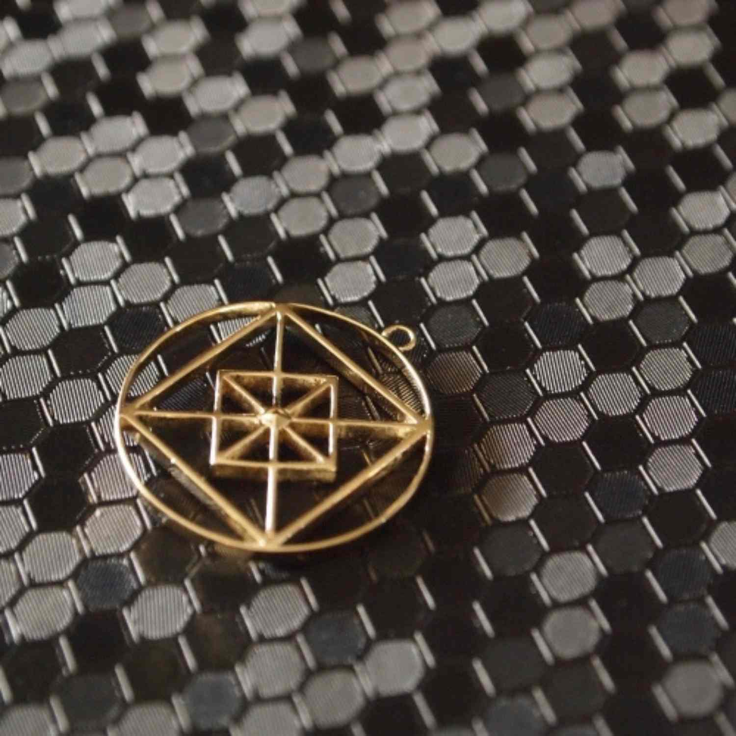 EVELYNE-M CLEOMETRA | Pyramid Geometry - Necklace - Gold