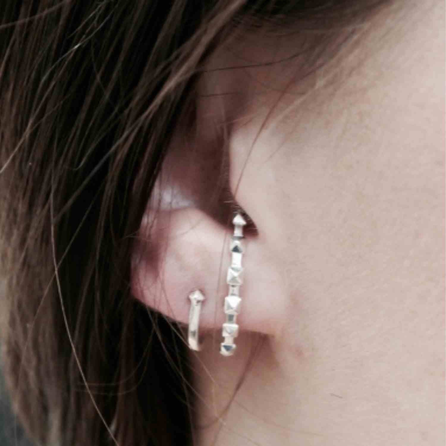 EVELYNE-M CLEOMETRA | Pyramid Rivets Row - InEar Stud - Silver