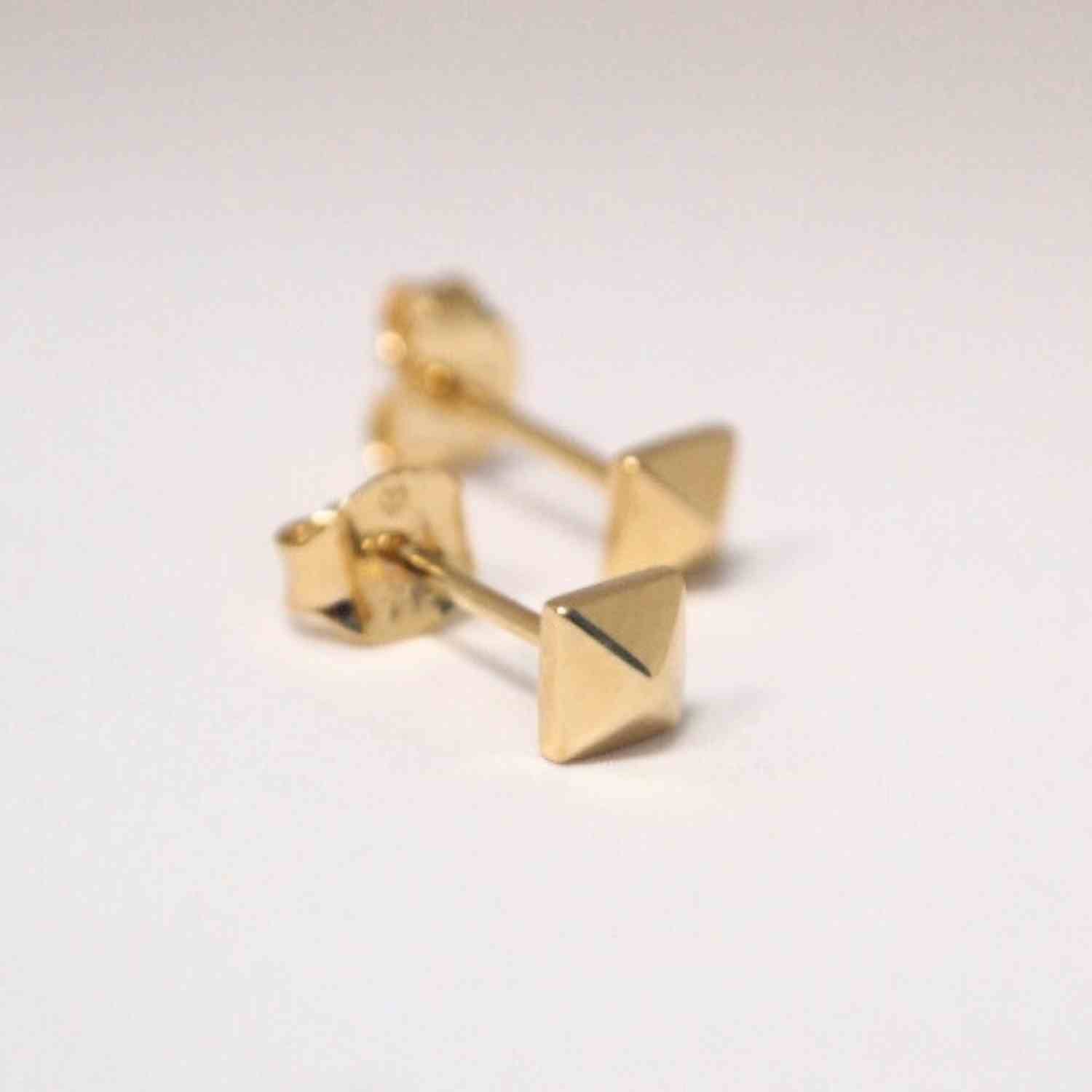EVELYNE-M CLEOMETRA | Pyramid Rivets - Stud Earring - Gold