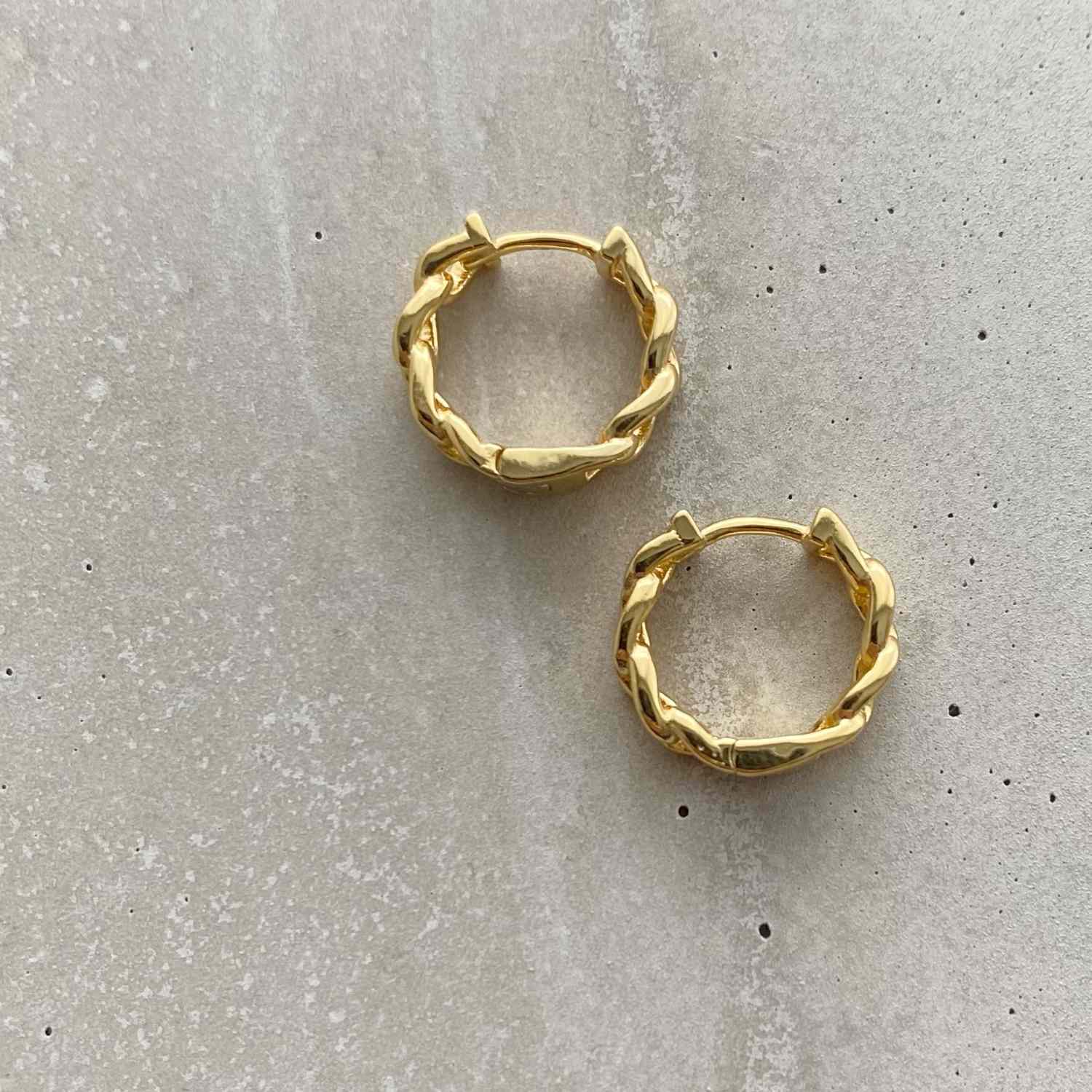 EVELYNE-M CURB | Classic - Huggie Creole - Gold