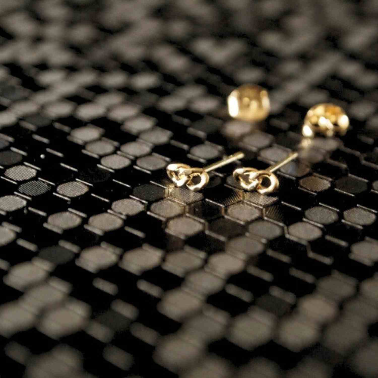 EVELYNE-M CURB | Classic Mini - Stud Earring - Gold