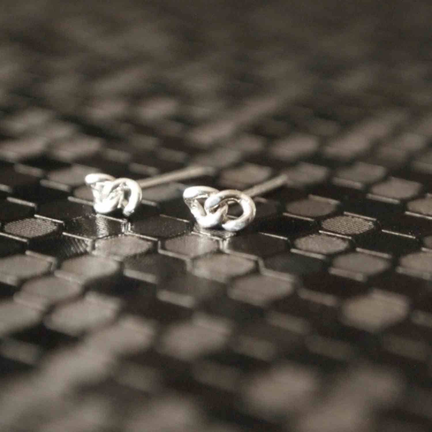 EVELYNE-M CURB | Classic Mini - Stud Earring - Silver