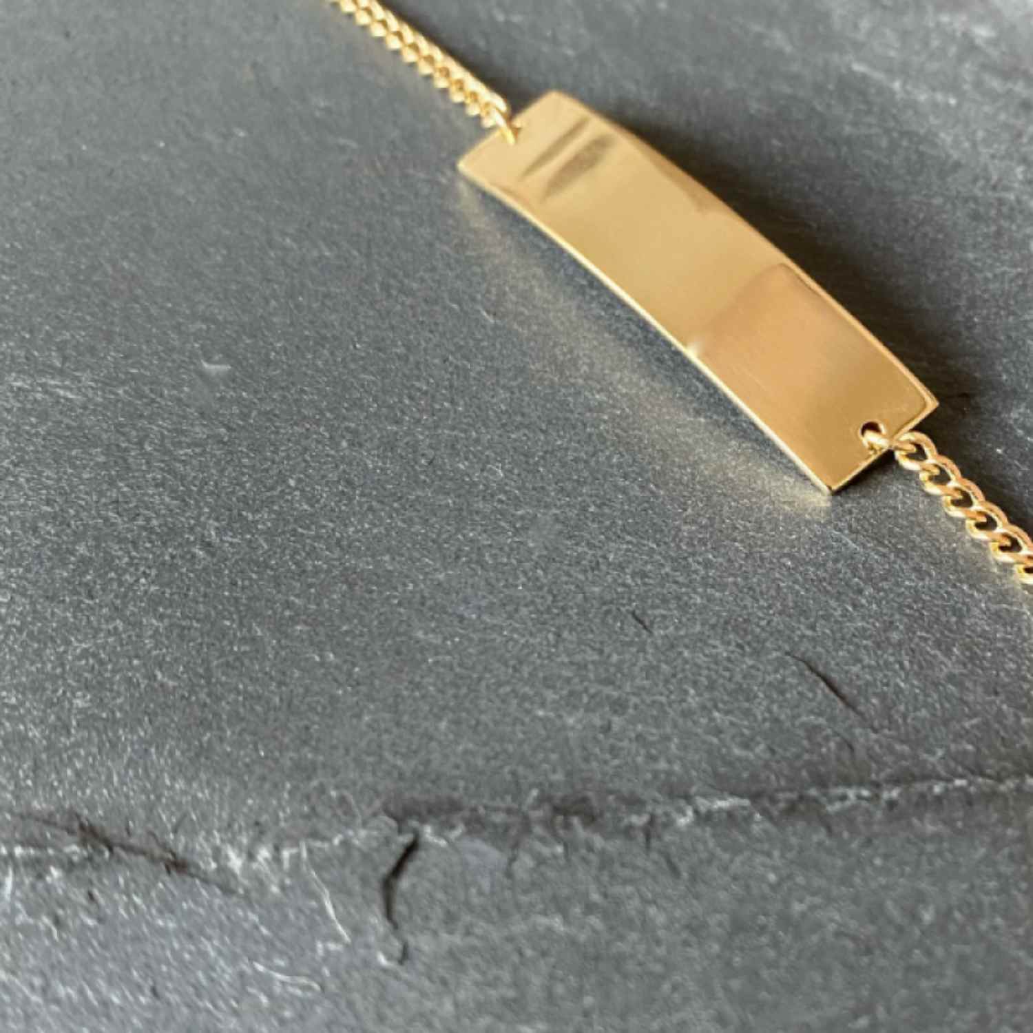 EVELYNE-M CURB | Plaque Wide Long - Bracelet - Gold