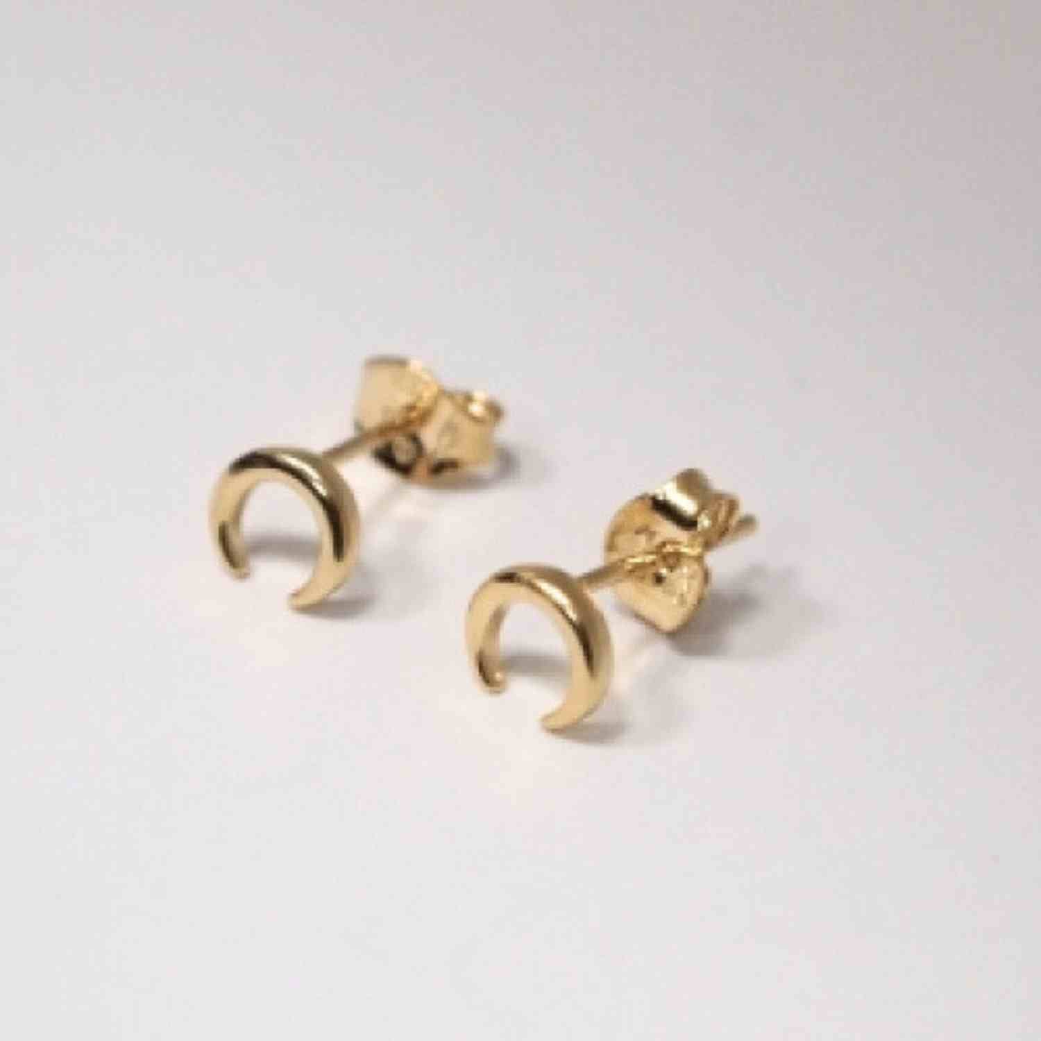 EVELYNE-M CURVACEOUS | Crescent Tusk - Stud Earring - Gold