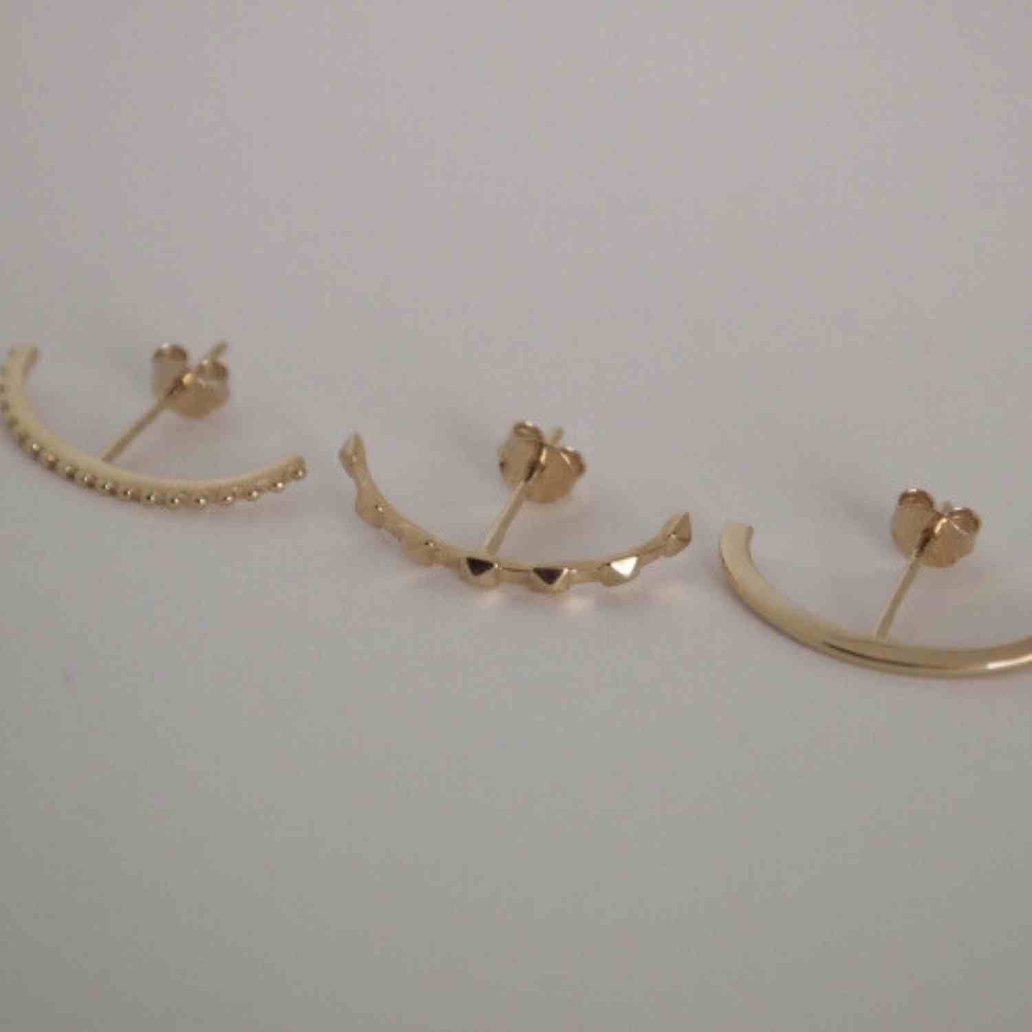 EVELYNE-M CURVACEOUS | Curva - InEar Stud - Gold