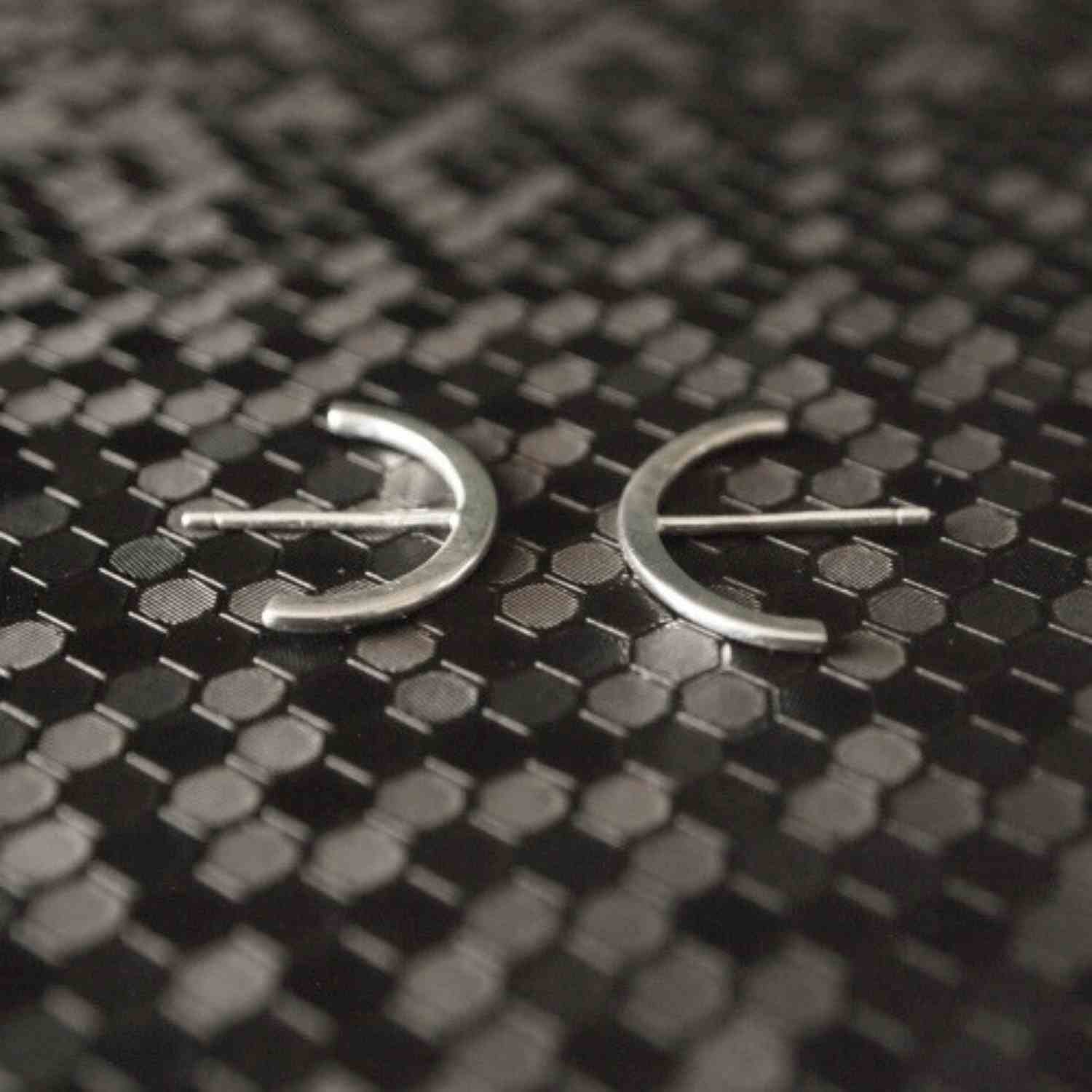 EVELYNE-M CURVACEOUS | Curva - InEar Stud - Silver