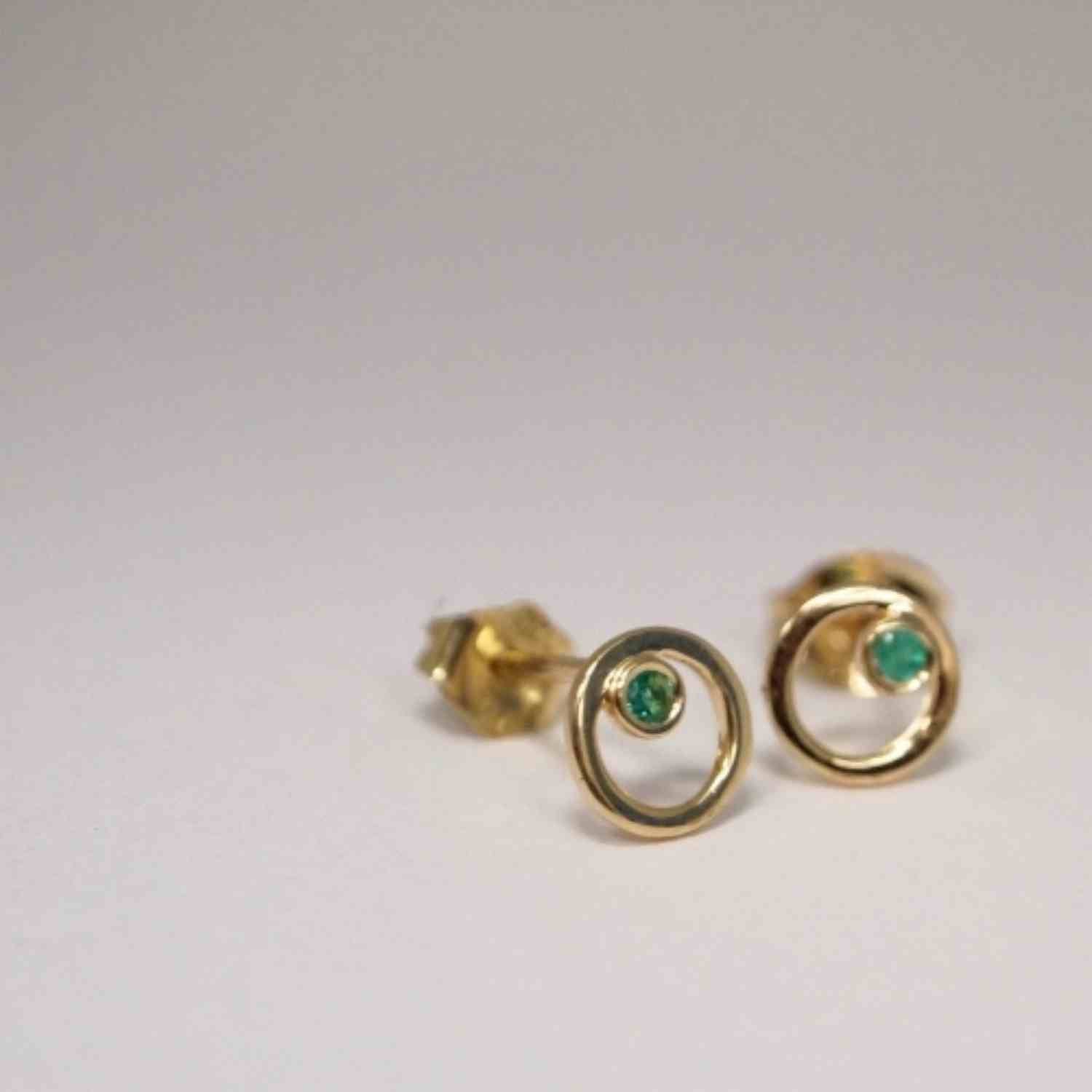 EVELYNE-M CURVACEOUS | Emerald - Stud Earring - 18 Karat Gold