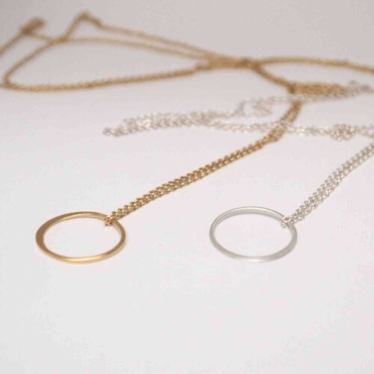 EVELYNE-M CURVACEOUS | Solar Eclipse - Necklace - Silver