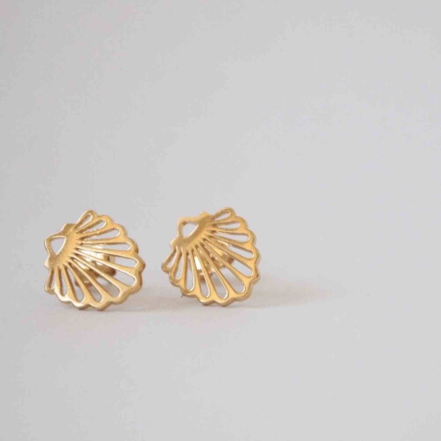 EVELYNE-M HUMMINGBIRD SHELL | Classic Midi - Stud Earring - Gold