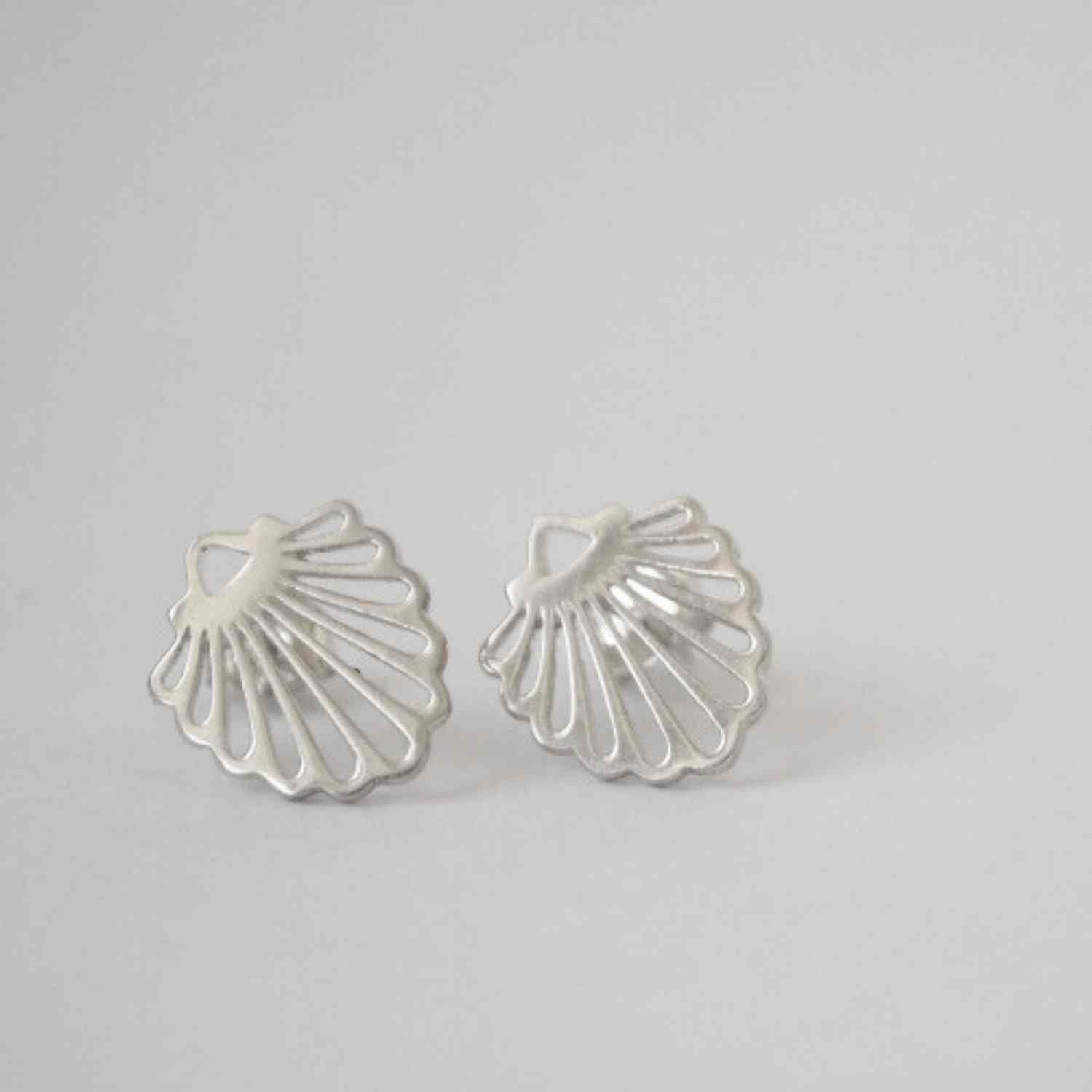 EVELYNE-M HUMMINGBIRD SHELL | Classic Midi - Stud Earring - Silver