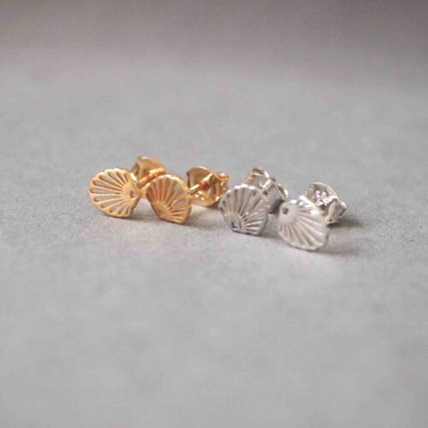 EVELYNE-M HUMMINGBIRD SHELL | Classic Mini - Stud Earring - Gold
