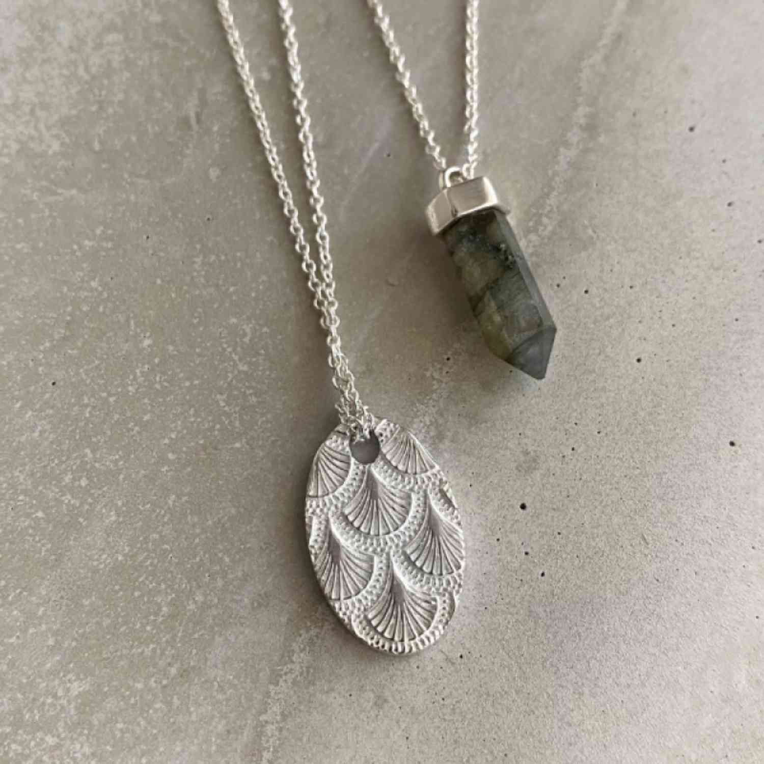 EVELYNE-M HUMMINGBIRD SHELL | Embossing Medaillon - Necklace - Silver