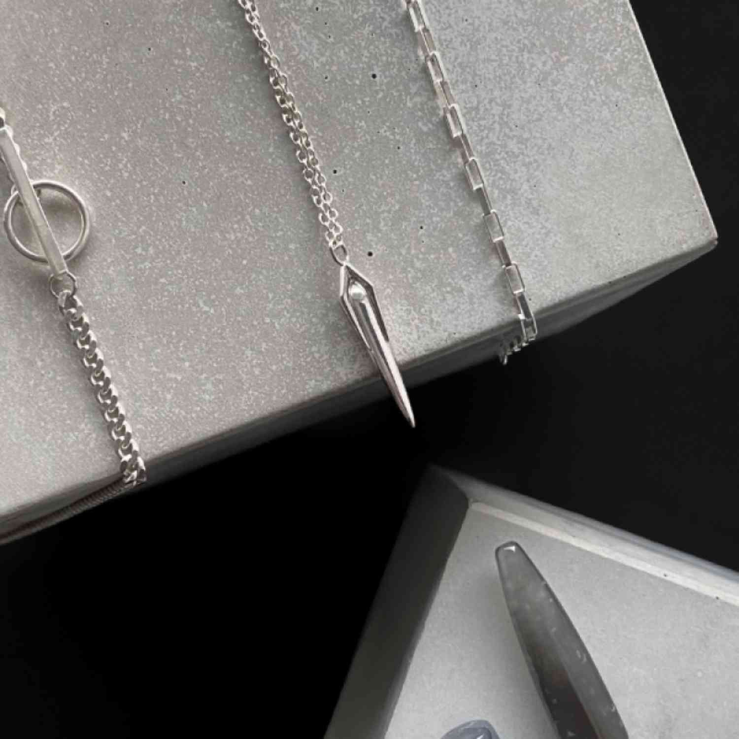 EVELYNE-M 45-50cm METROPOLIS | Claw Pendulum - Necklace - Silver