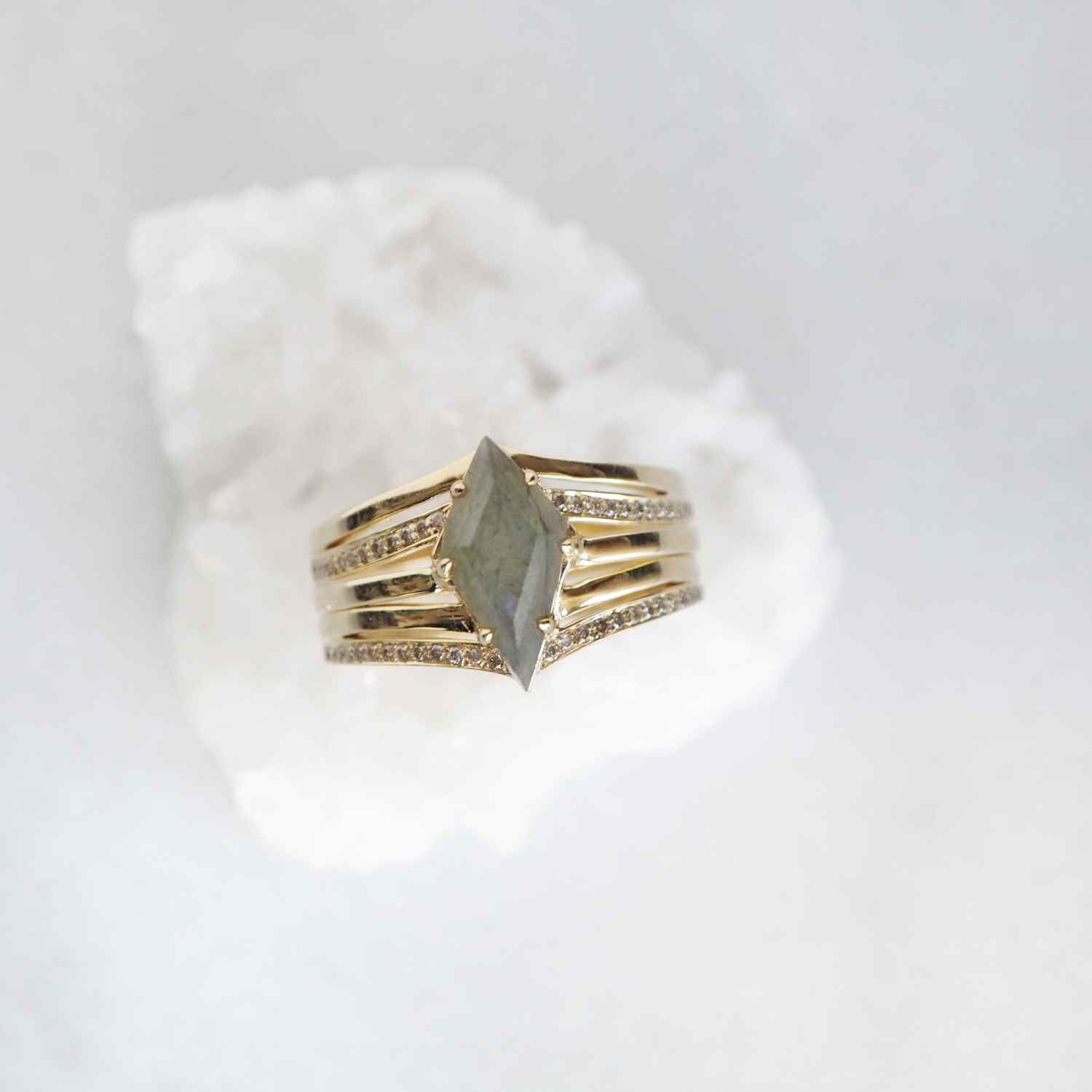 EVELYNE-M OPALIA | Evelyne`s Labradorite Signum - Ring - 18 Karat Gold