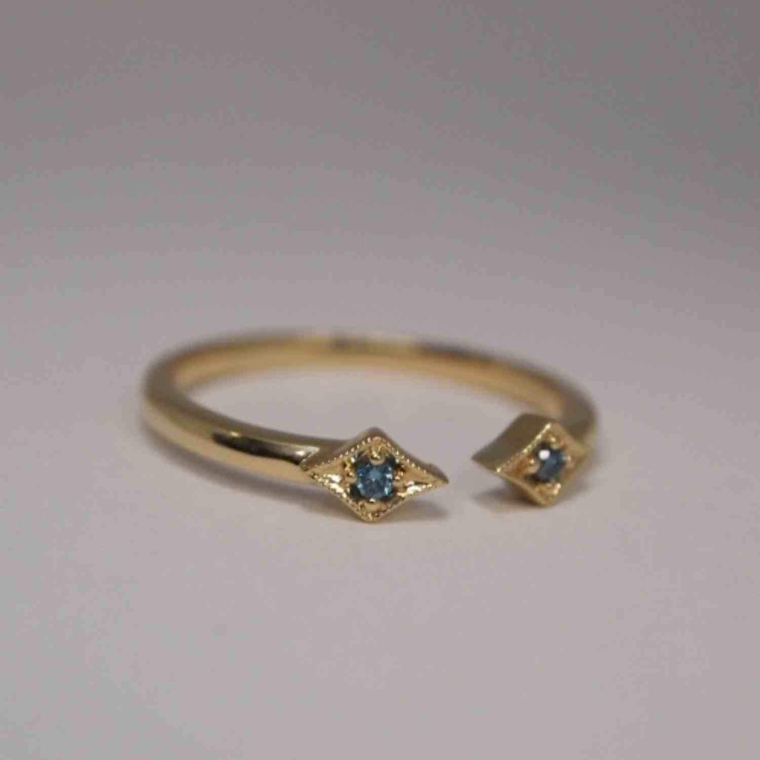EVELYNE-M OPALIA | Vintage Rhombus Blue Diamond - Ring - 18 Karat Gold