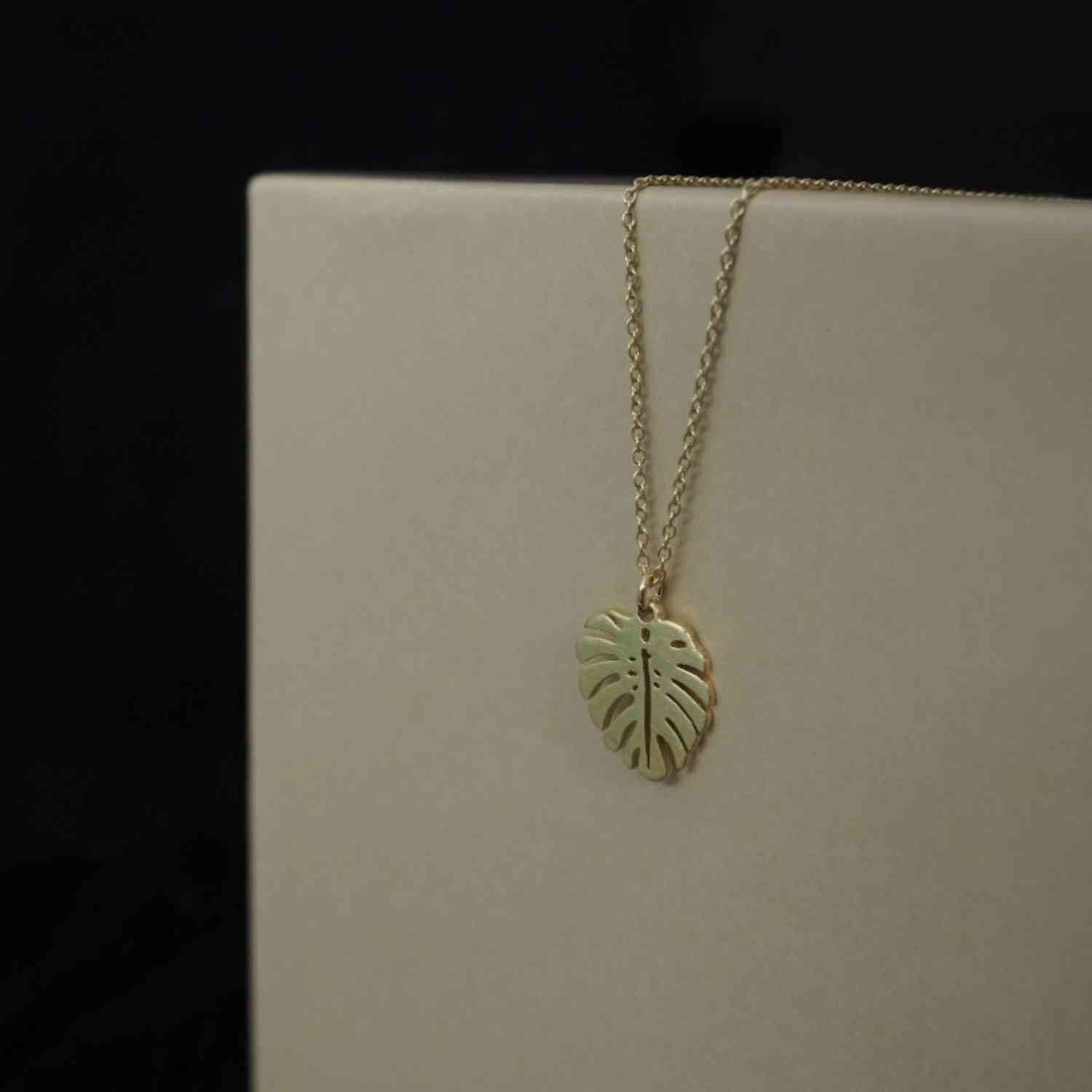 EVELYNE-M PANTHERA | Monstera Leaf - Necklace - Gold