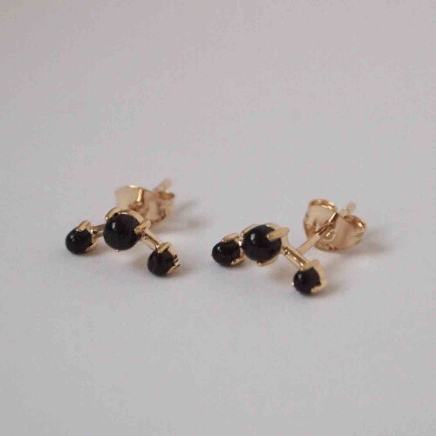 EVELYNE-M PETIT POINT | Black Onyx Musca Constellation - Stud Earring - 18 Karat Gold
