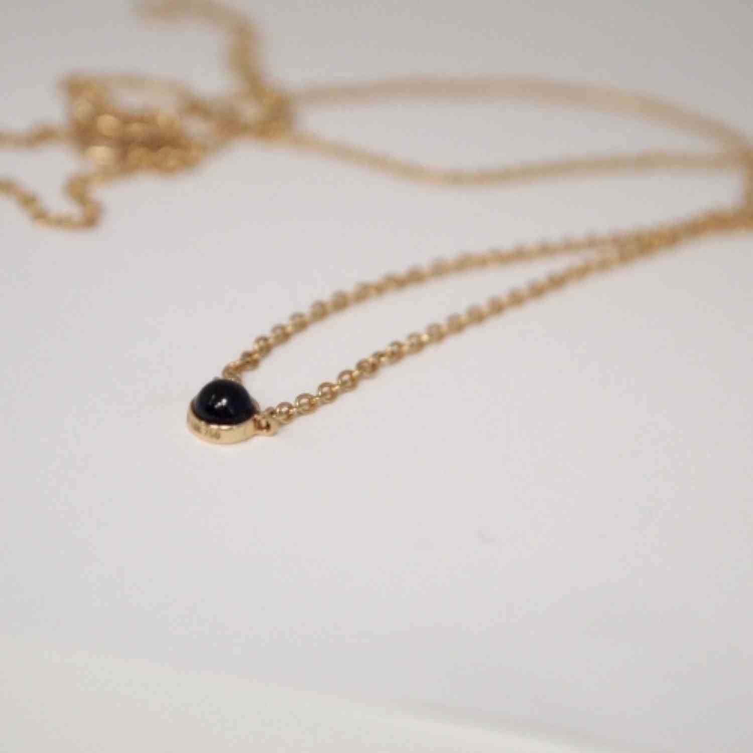 EVELYNE-M 38-42.5cm PETIT POINT | Black Onyx - Necklace - 18 Karat Gold