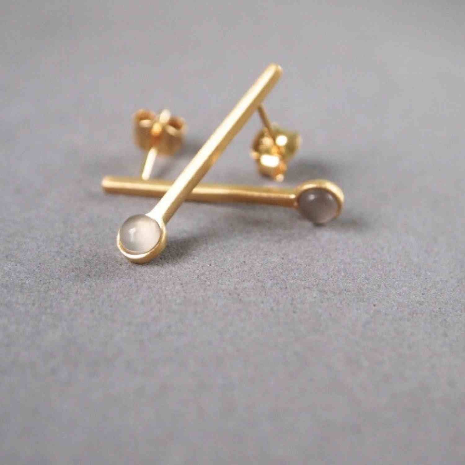EVELYNE-M PETIT POINT | Grey Moonstone Sputnik I - Stud Earring - Gold
