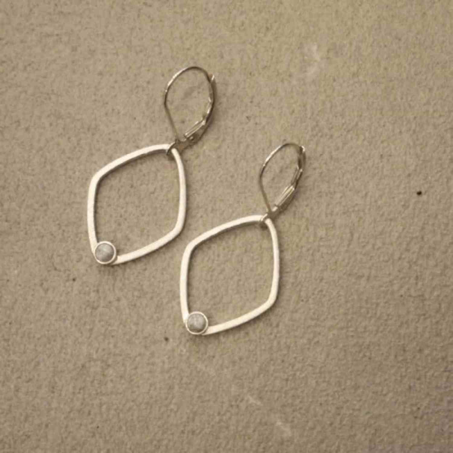 EVELYNE-M PETIT POINT | Howlith Rhombus - Brisur Earring - Silver