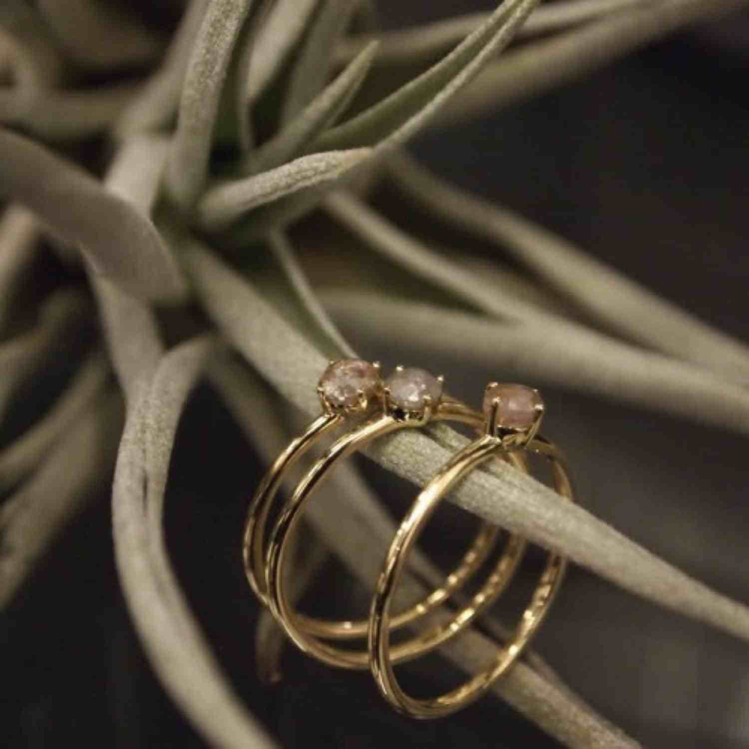 EVELYNE-M SMILODON | Diamond Rustic M - Ring - 18 Karat Gold