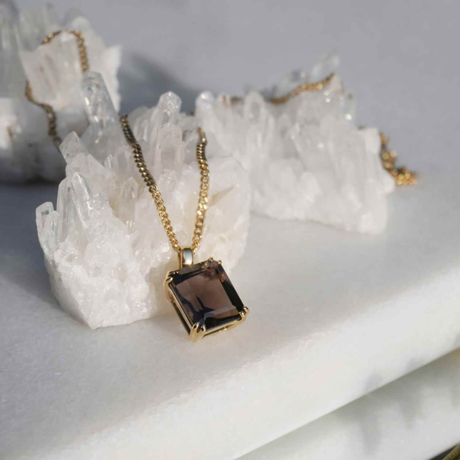 EVELYNE-M Pendant SMILODON | Smoky Talisman - Pendant - 18 Karat Gold
