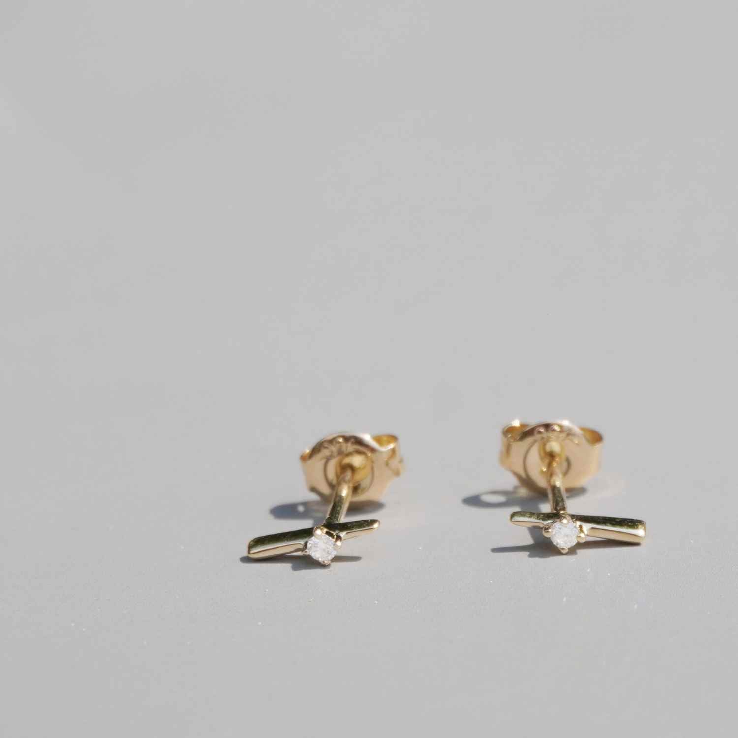 EVELYNE-M SMILODON | Sting Diamond White - Stud Earring - 18 Karat Gold