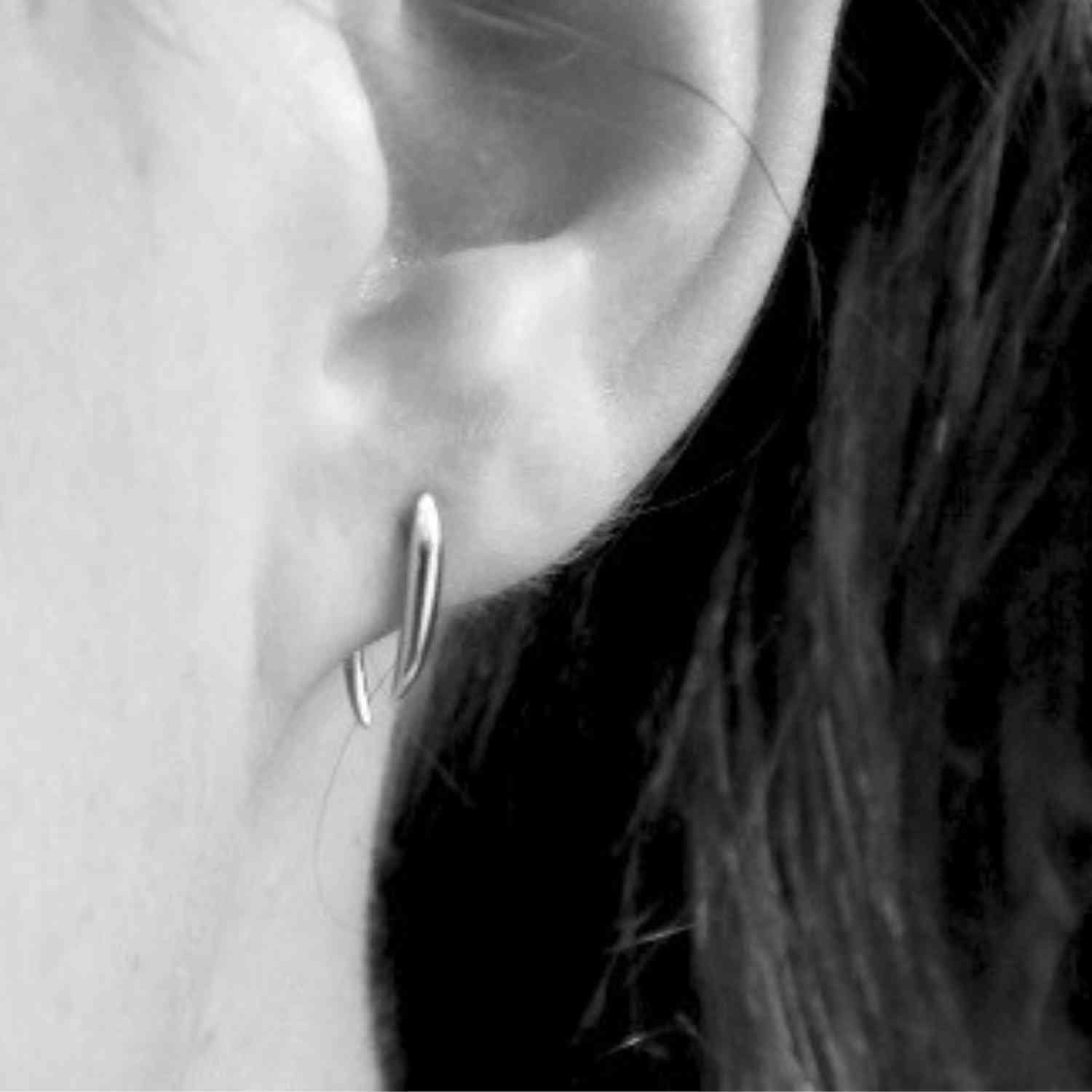 EVELYNE-M SMILODON | Thorn Short - EarSpike Huggie - Silver